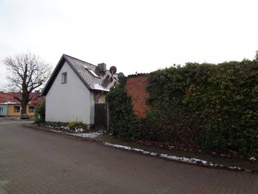 Einfamilienhaus, und mehrere Nebengebäude in Gartenstraße 25, 39576 Stendal, OT Möringen