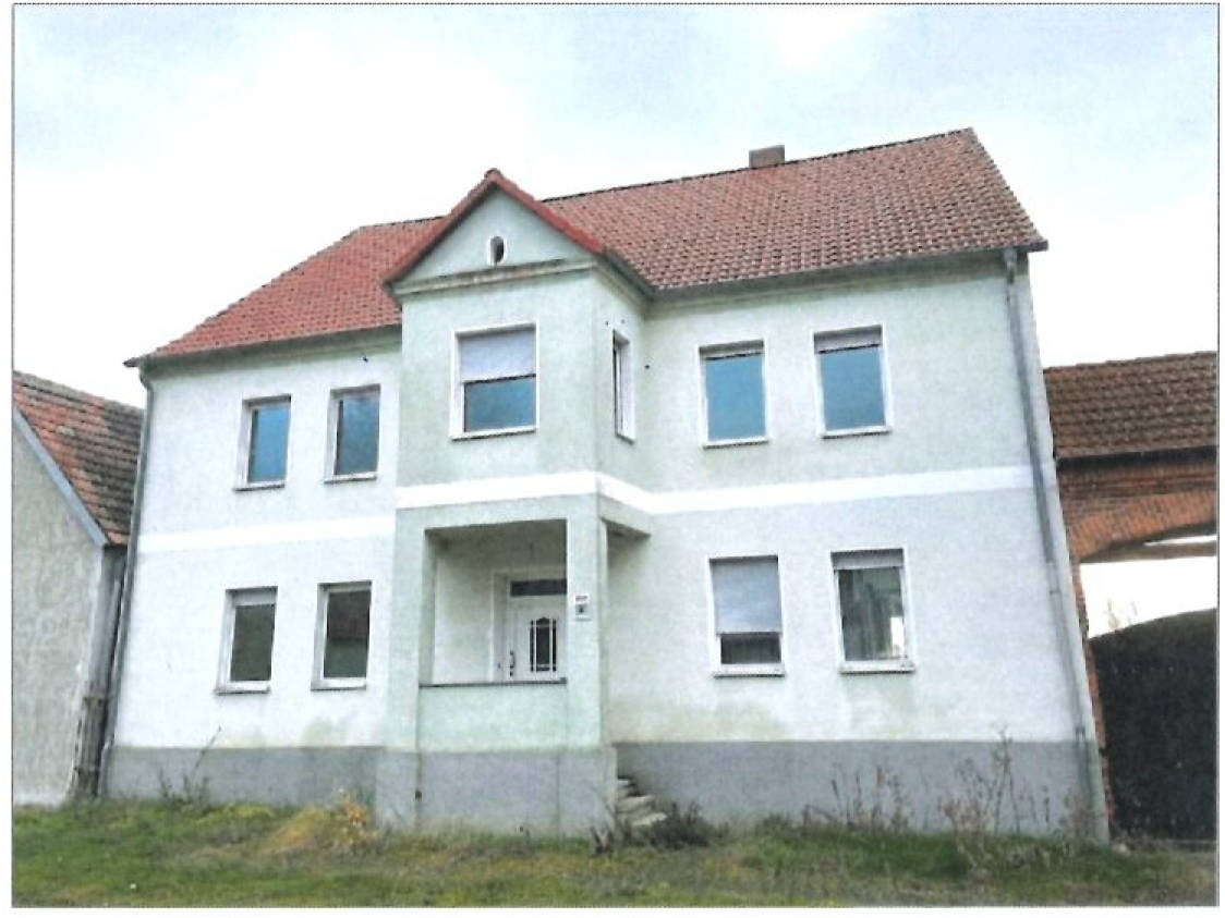 Wohnhaus mit Nebengebäuden - ehemalige Hofstelle in An der Nuthe   4, 39264 Zerbst/Anhalt, OT Niederlepte