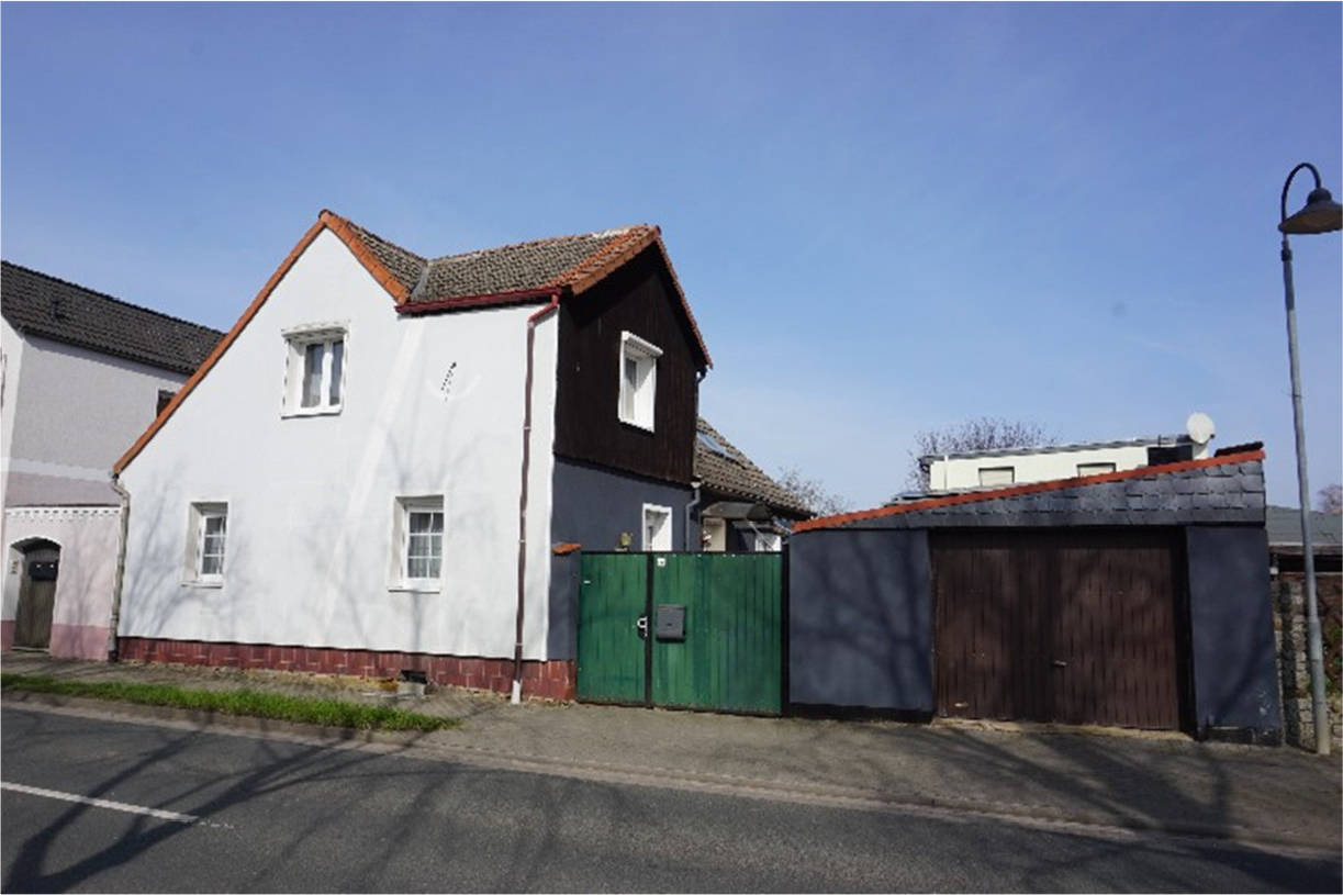 Einfamilienhaus, mit Nebengebäude in Neuwegerslebener Straße 8, 39387 Oschersleben, Hornhausen