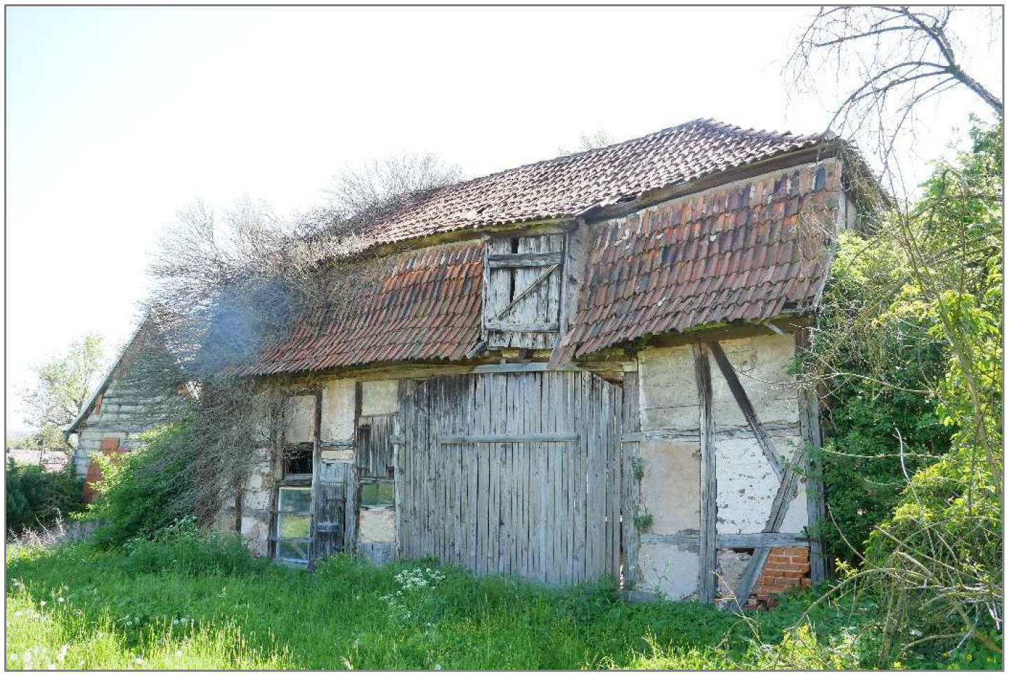 ehem. Forsthaus, Scheune, Wirtschaftsgebäude in Schloßstraße  2, 99707 Kyffhäuserland , Bendeleben - Bild 2