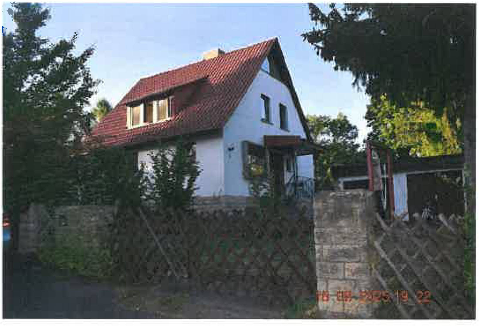 Einfamilienhaus, mit rückwärtigem Wintergarten, sowie einer halben Doppelgarage in Am Kirchberg 39, 99094 Erfurt, Bischleben