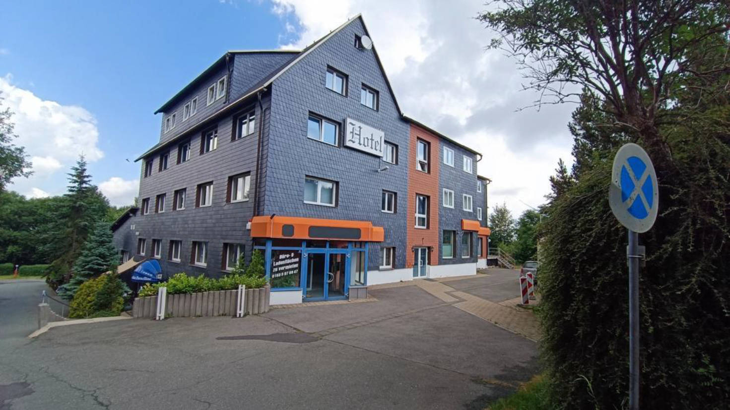gewerblich genutztes Grundstück, Hotel und Gaststättenobjekt in Eisfelder Straße 16, 98724 Neuhaus am Rennweg