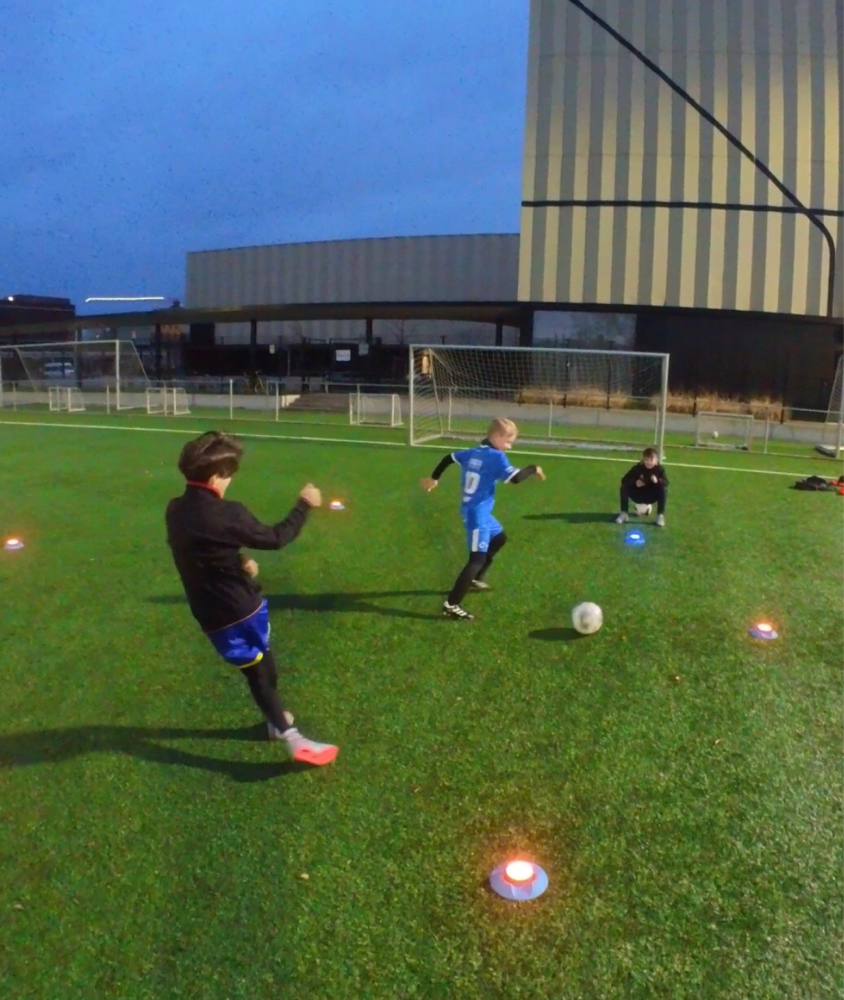 2 players passing 