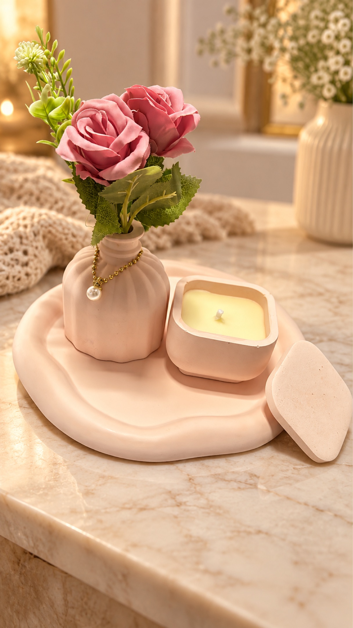 Kit Decorativo Jardim de Rosas – Vela Artesanal, Arranjo Floral e Bandeja