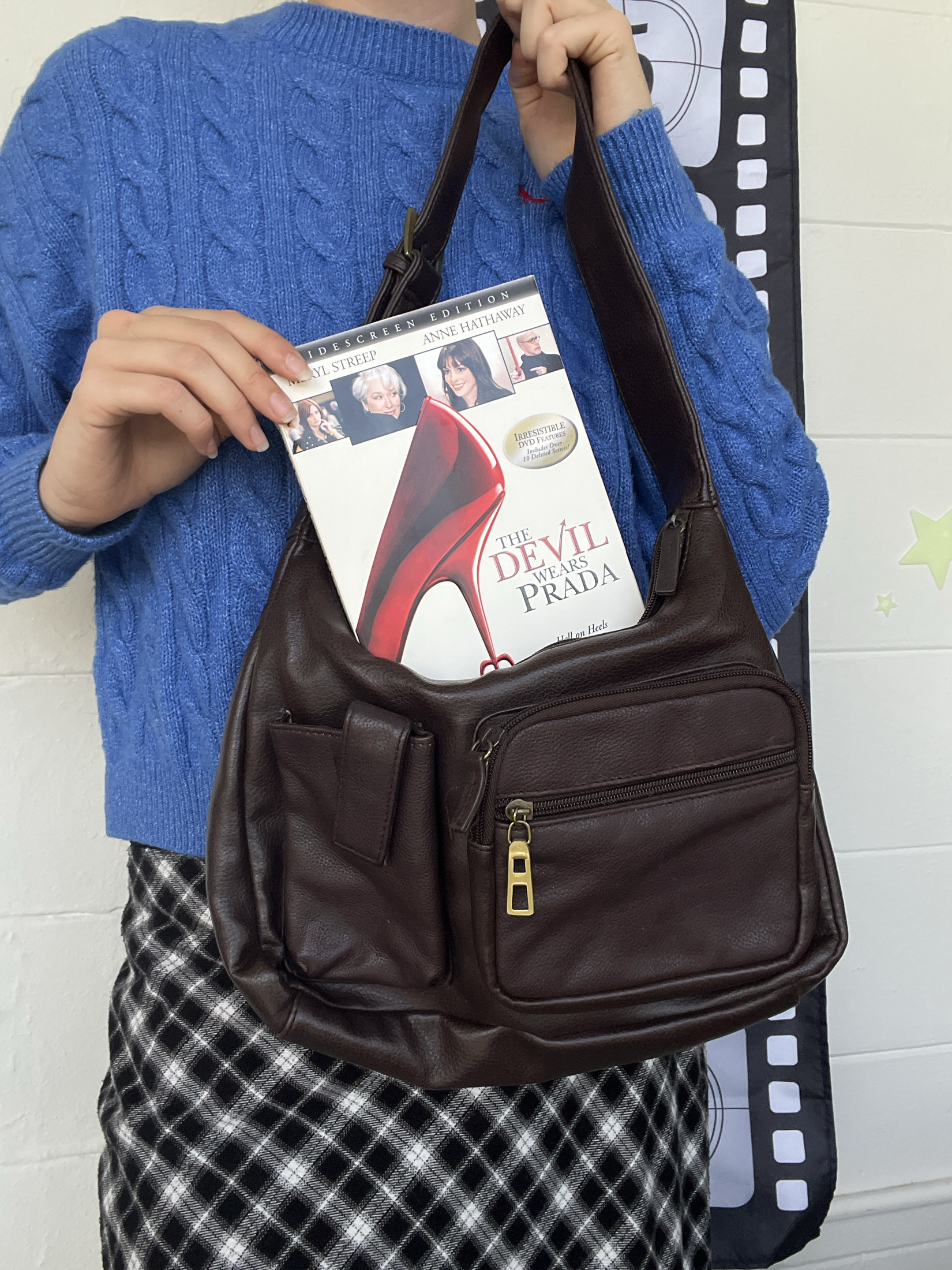 brown leatheresque purse with lots of storage + adjustable shoulder strap with no noticeable loose threads, piling, stains, stretches, tears or rips.
✰ inspired by the wardrobe of Andie Sacks 🎬 the Devil wears Prada (2006)
⭐️DVD does not come with purse