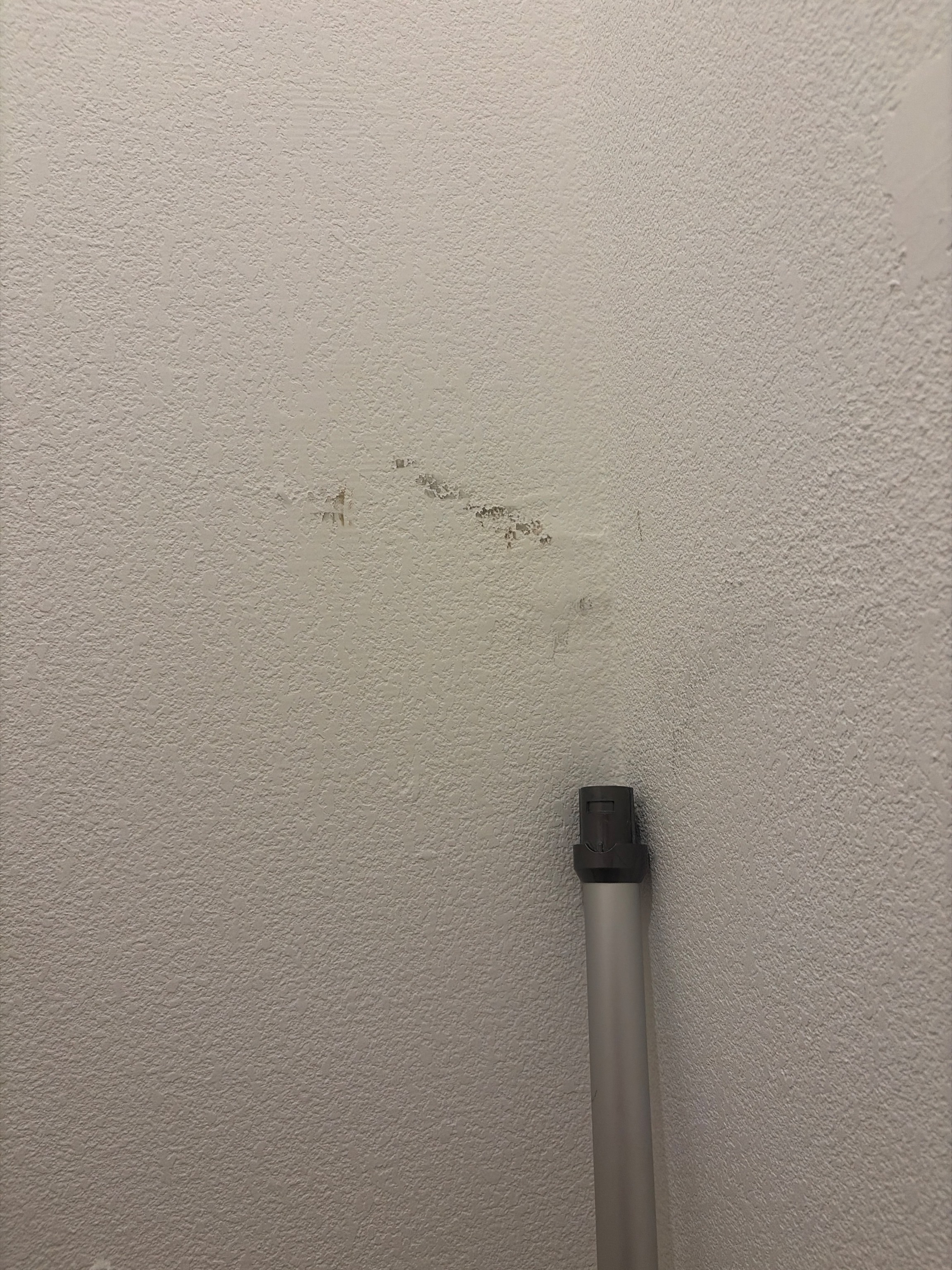 Aide pour nettoyer des traces sur un mur