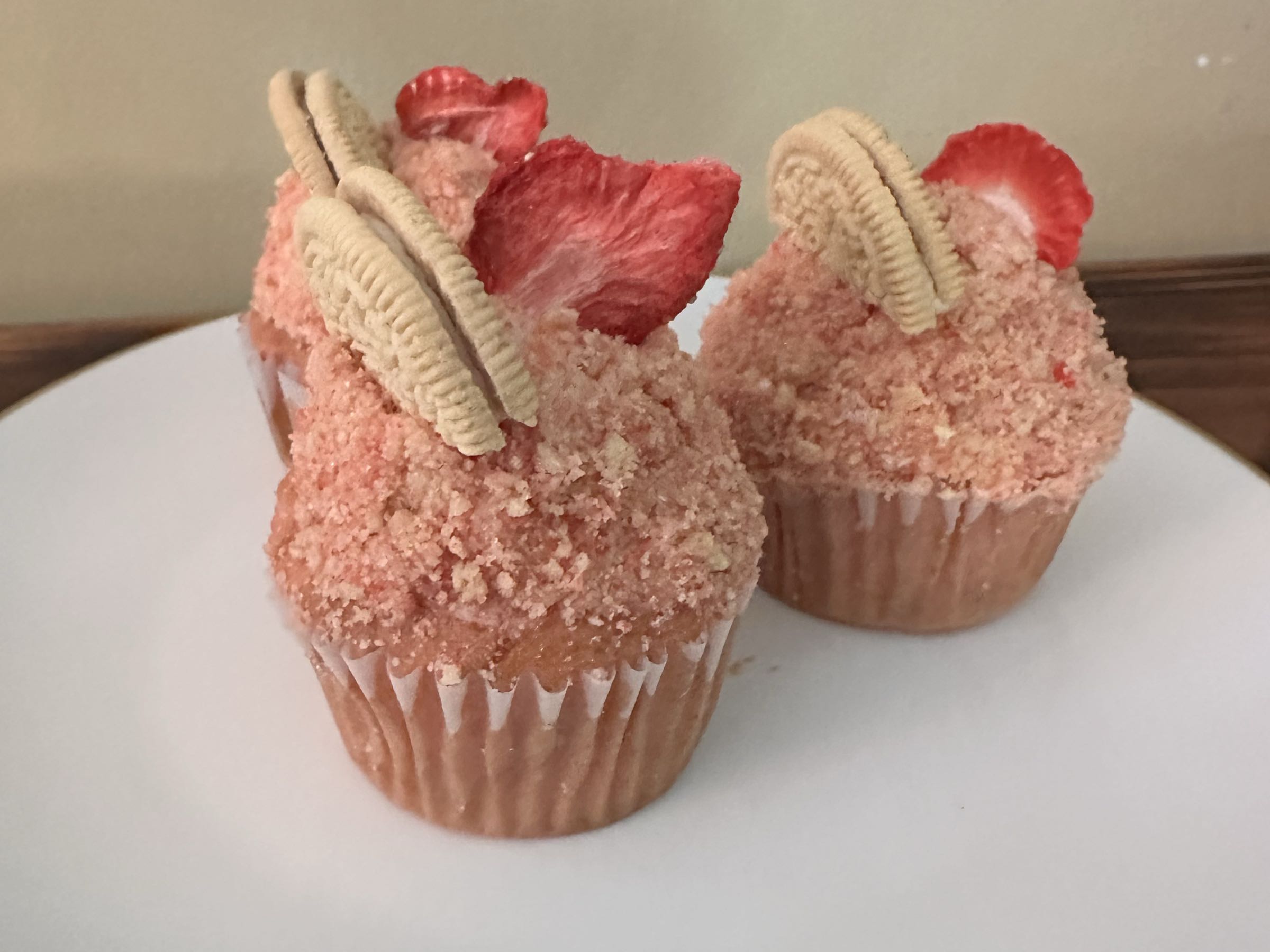 Thumbnail image 1 for Strawberry Crunch Cupcakes