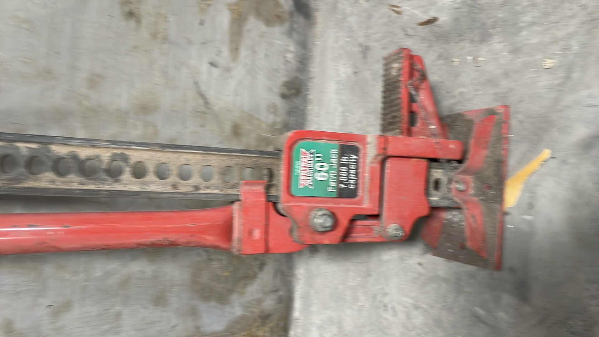 Photo 3 of CENTRAL MACHINERY 60" FARM JACK 7000LBS CAPACITY