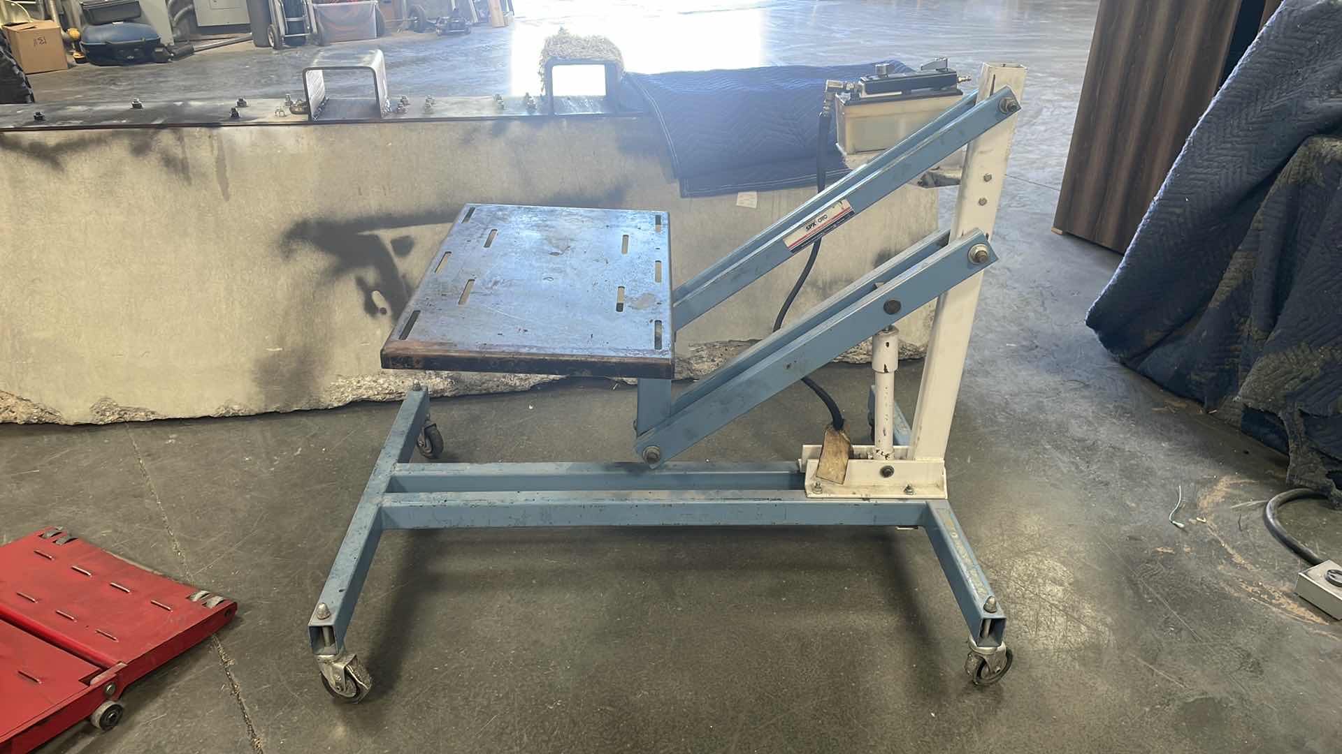 Photo 2 of SPX OTC 1585A POWER TRAIN LIFT WITH TILTING PLATE 1250LBS CAPACITY 