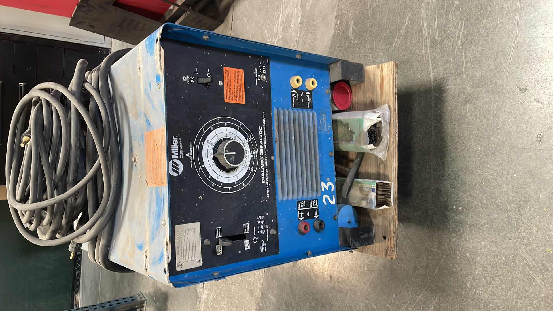 Photo 1 of MILLER ELECTRIC DIALARC 250 AC/DC CONSTANT CURRENT AC/DC ARC WELDING POWER SOURCE