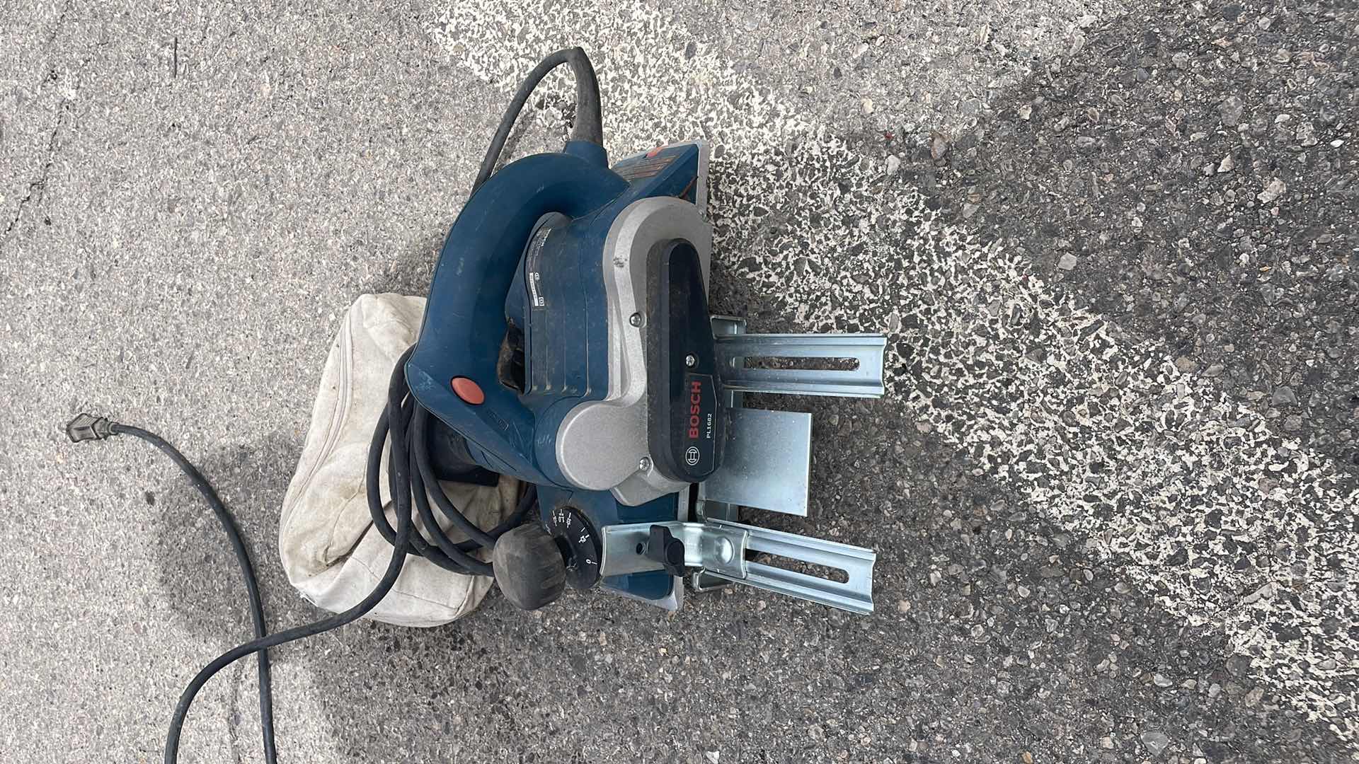 Photo 2 of BOSCH PL1682 HEAVY DUTY 6 AMP 3-1/4" PLANER