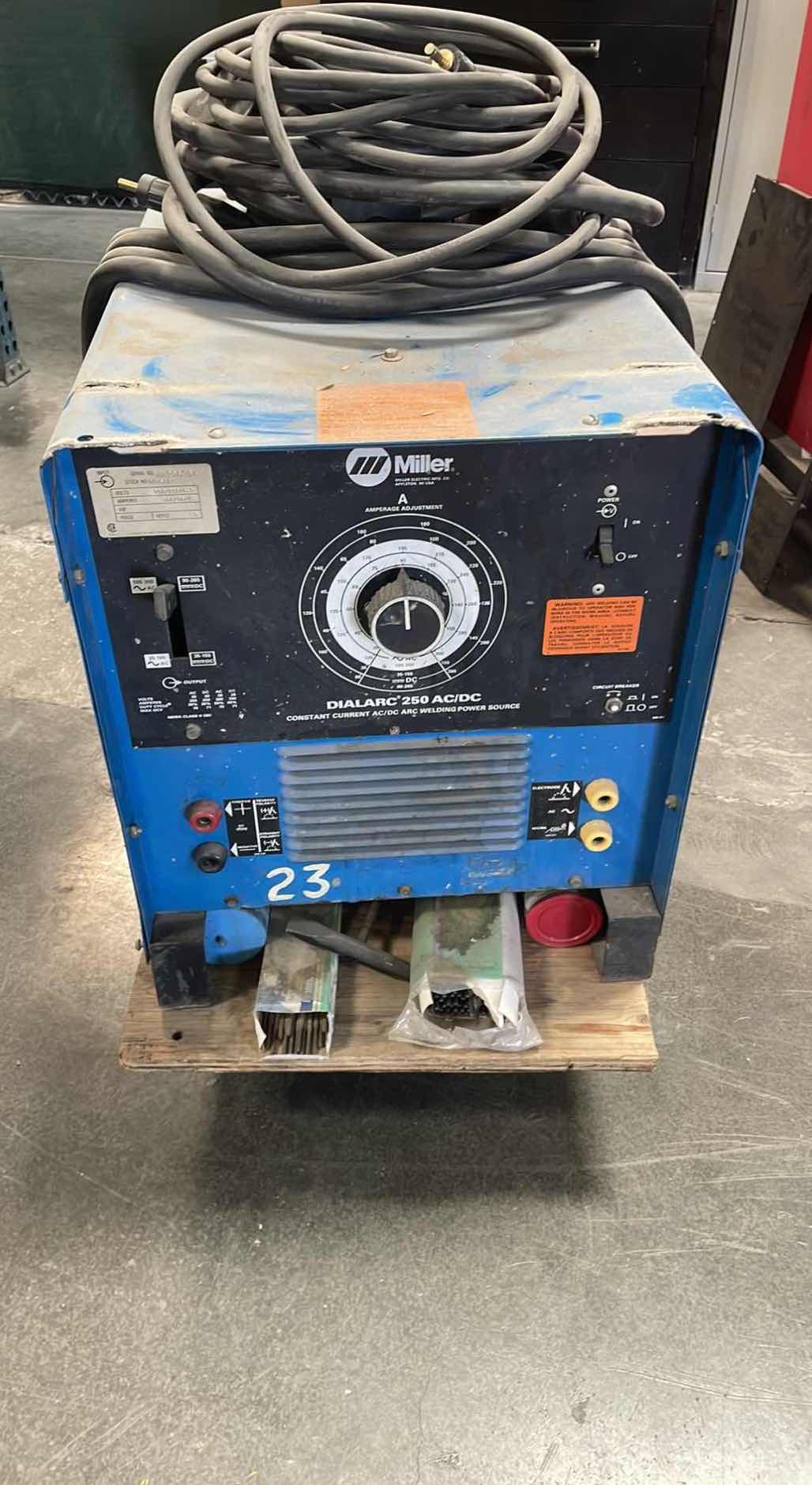 Photo 1 of MILLER ELECTRIC DIALARC 250 AC/DC CONSTANT CURRENT AC/DC ARC WELDING POWER SOURCE