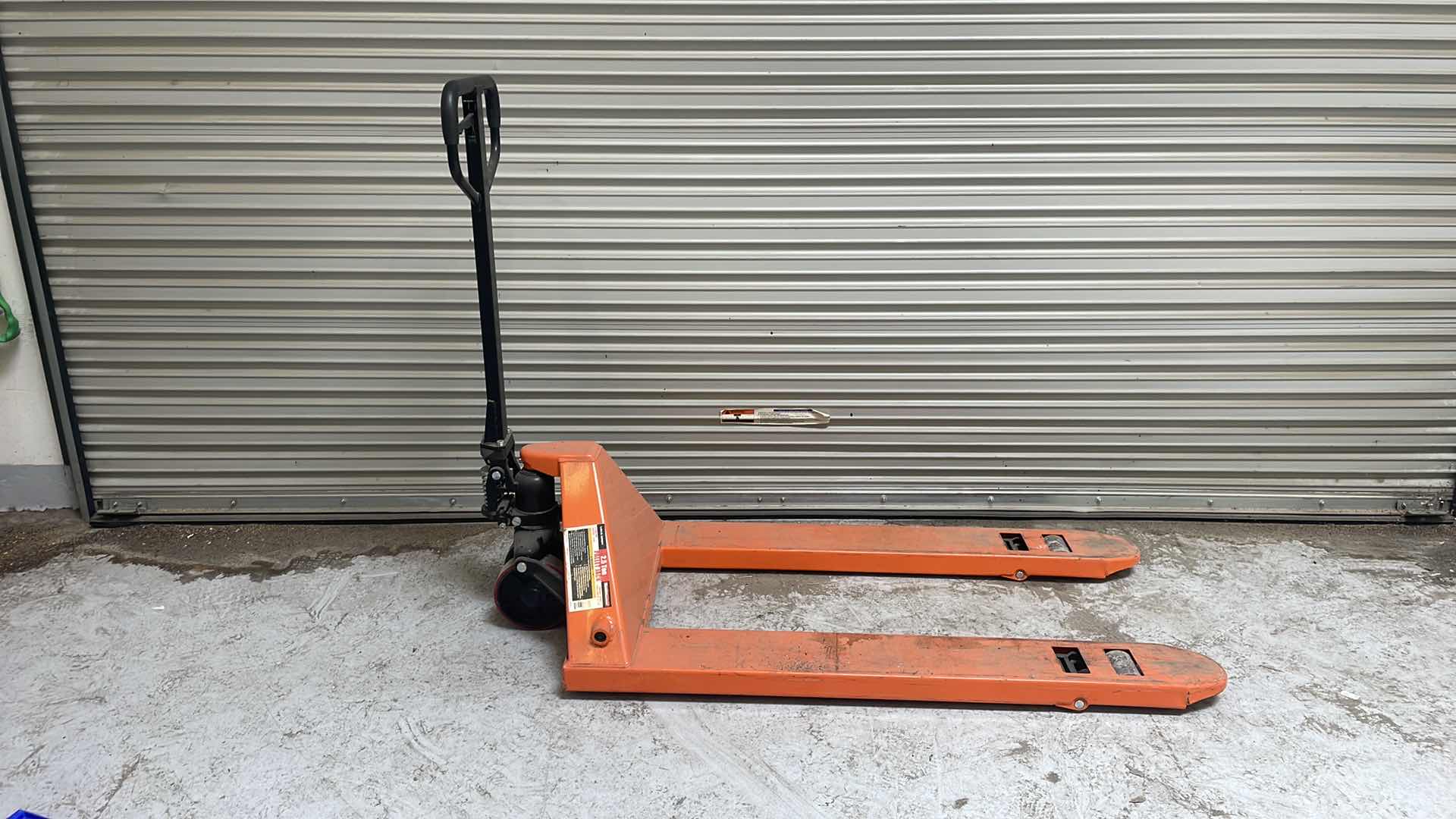 Photo 2 of HAULMASTER 2.5 TON PALLET JACK 5,000LB CAPACITY