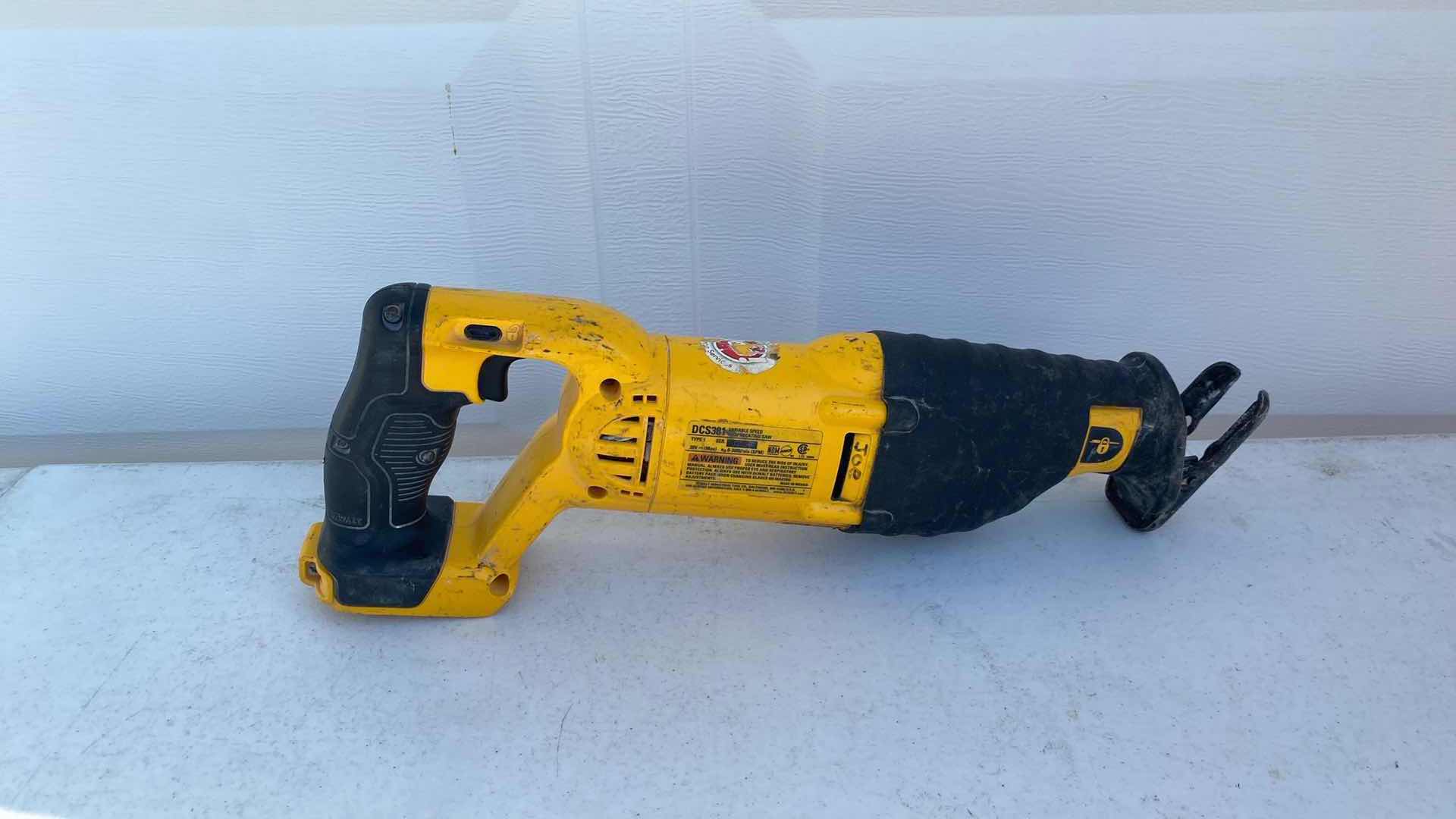 Photo 2 of DEWALT 20V MAX VARIABLE SPEED RECIPROCATING SAW DCS381