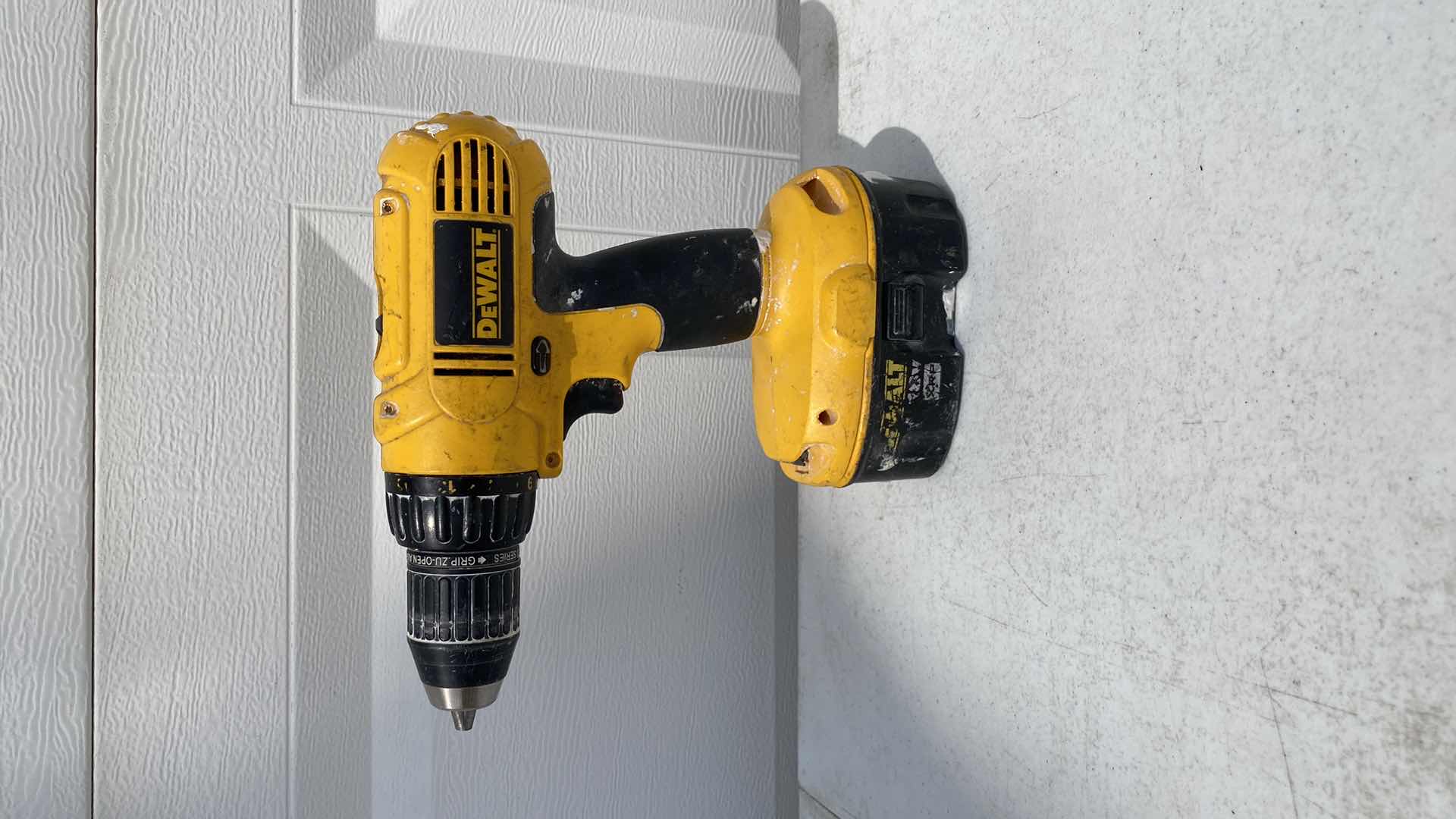 Photo 1 of DEWALT DC970 1/2 (13mm) VSR CORDLESS DRILL/DRIVER 18 V
BATTERY INCLUDED