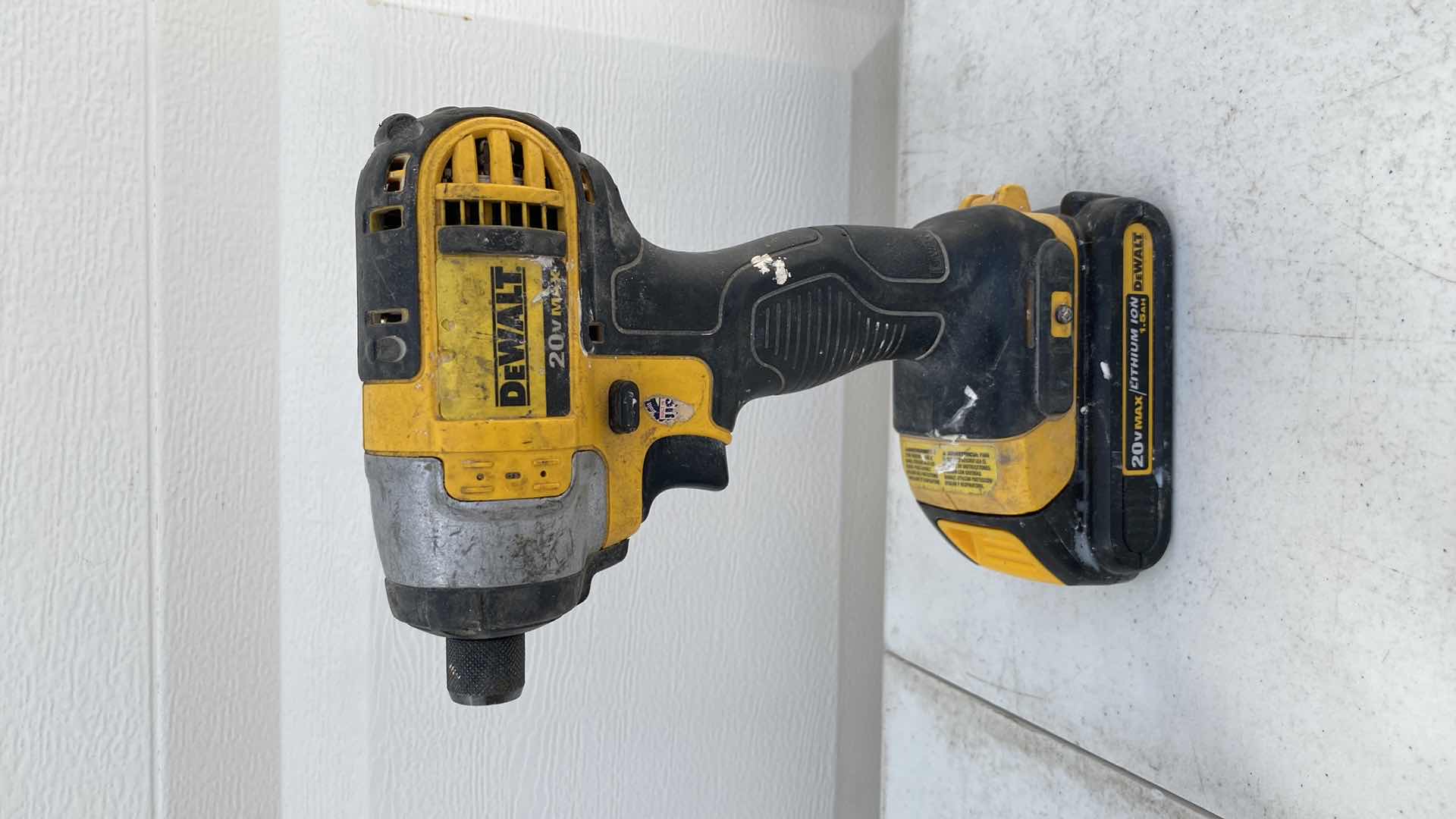 Photo 1 of DEWALT 20V DCF885 1/4” (6mm) CORDLESS IMPACT/DRIVER 
BATTERY INCLUDED