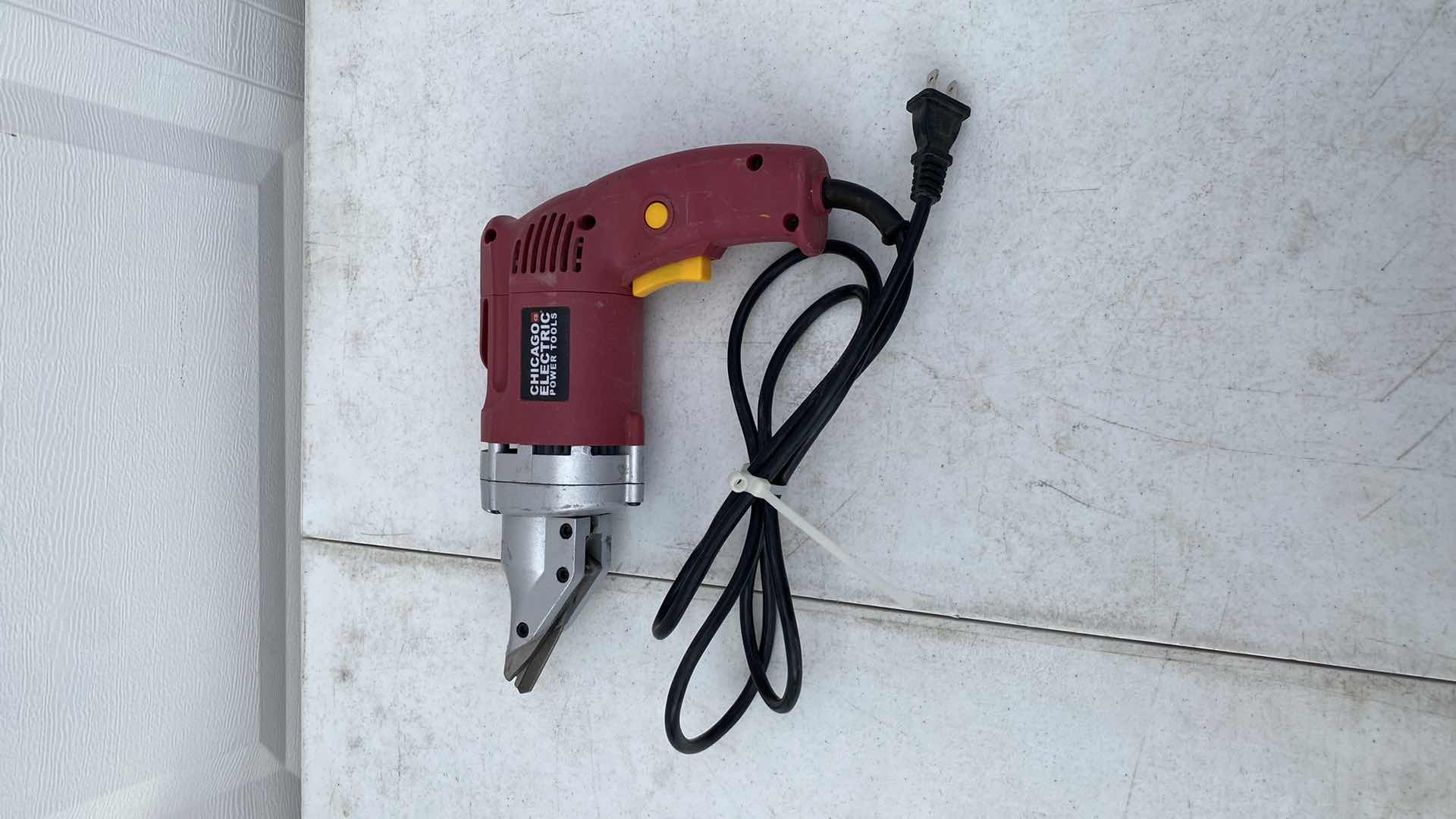 Photo 1 of CHICAGO ELECTRIC POWER TOOLS SWIVEL HEAD SHEAR 68199 CORDED