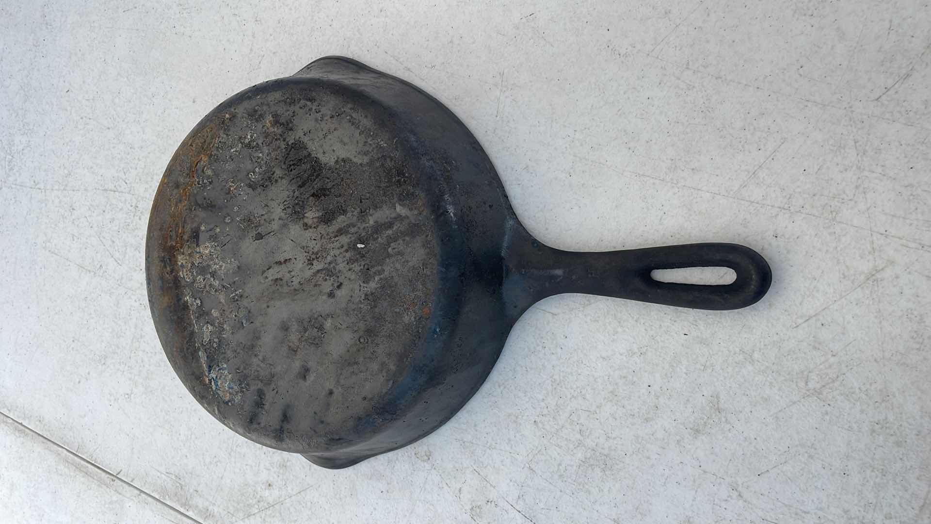 Photo 3 of CAST IRON SKILLET 9” NEEDS CLEANING