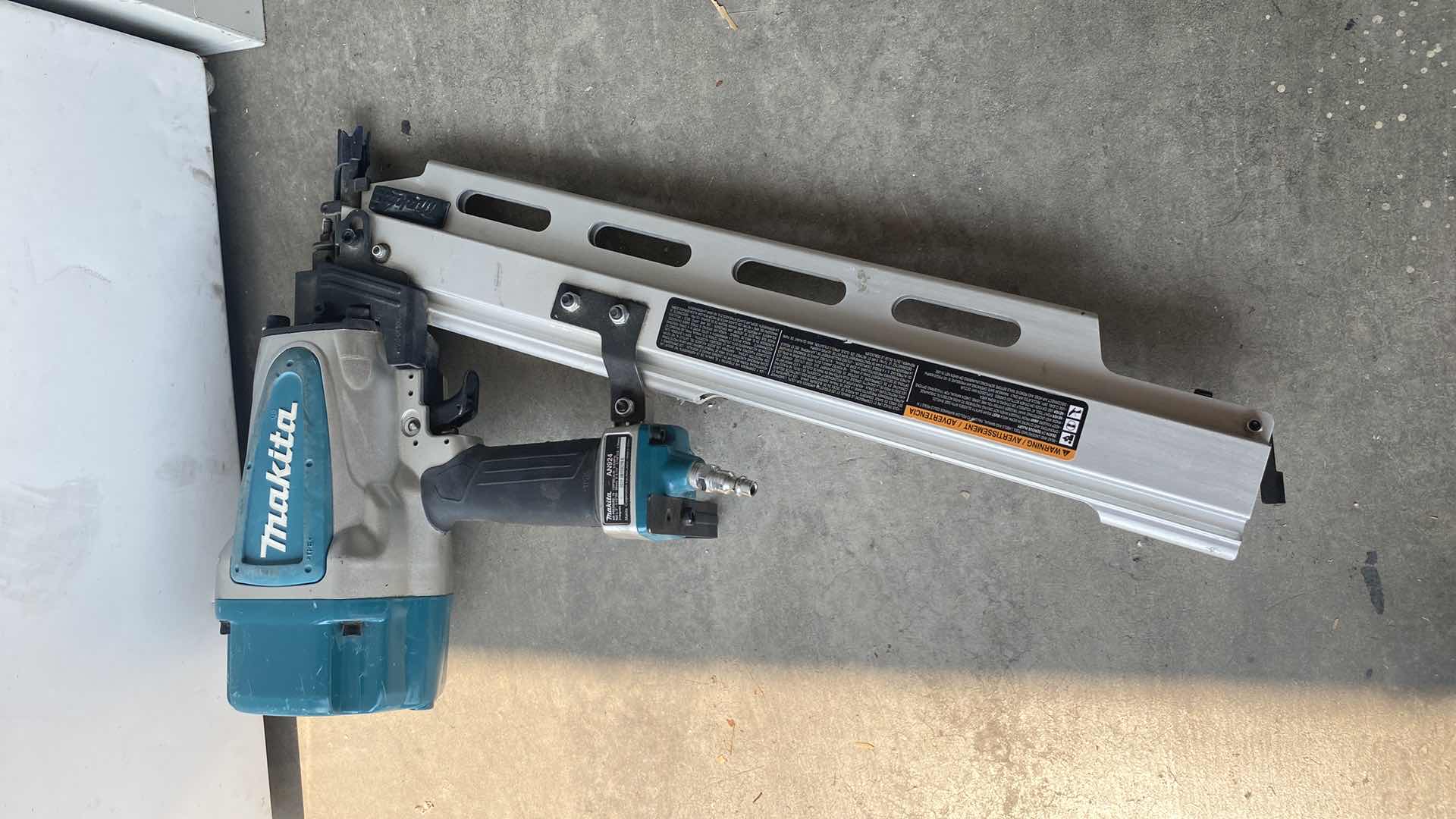 Photo 2 of MAKITA AN924 NAIL GUN