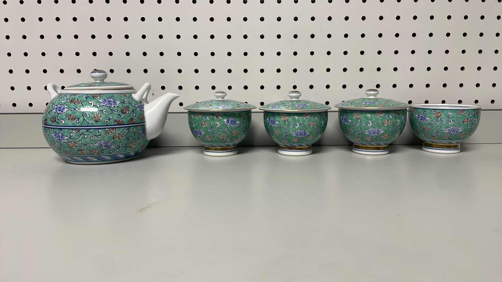 Photo 2 of HASAMI PORCELAIN : GREEN ARABESQUE - KYUSU TEA POT & 4 TEA CUPS 3 LIDS