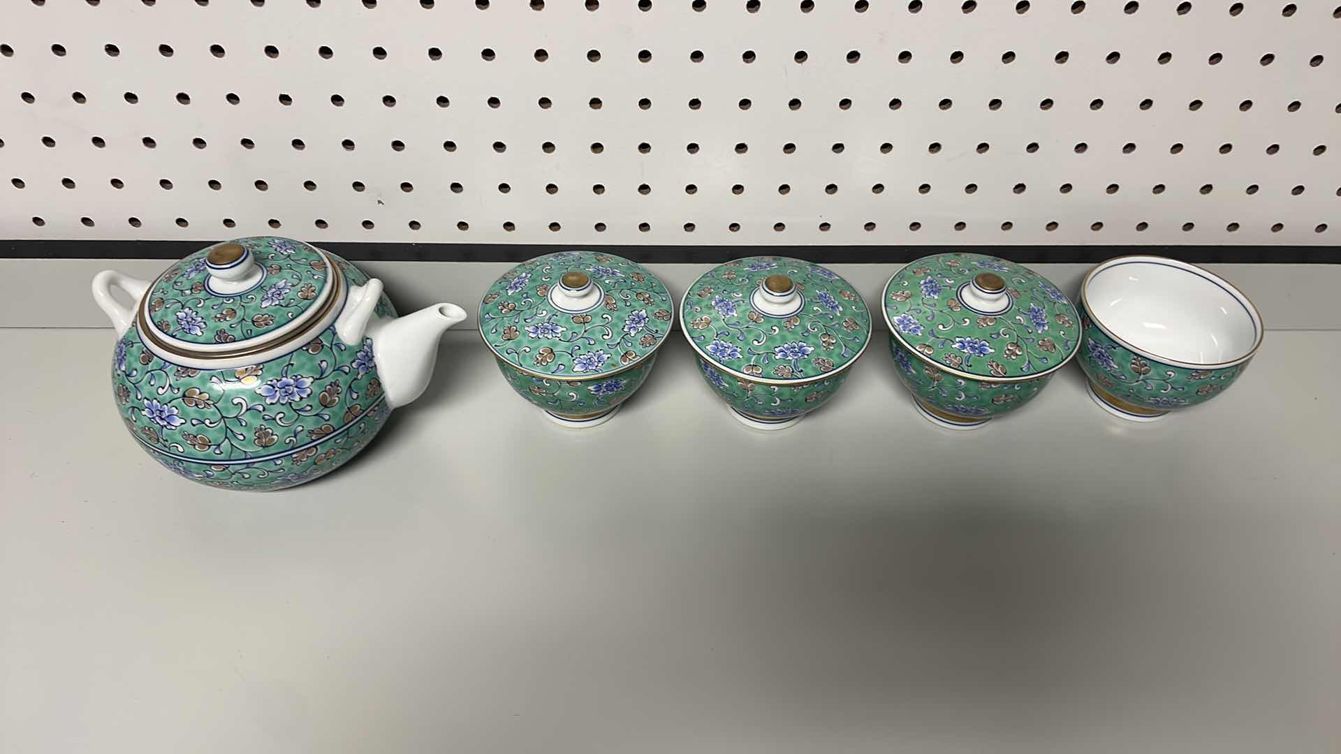 Photo 3 of HASAMI PORCELAIN : GREEN ARABESQUE - KYUSU TEA POT & 4 TEA CUPS 3 LIDS