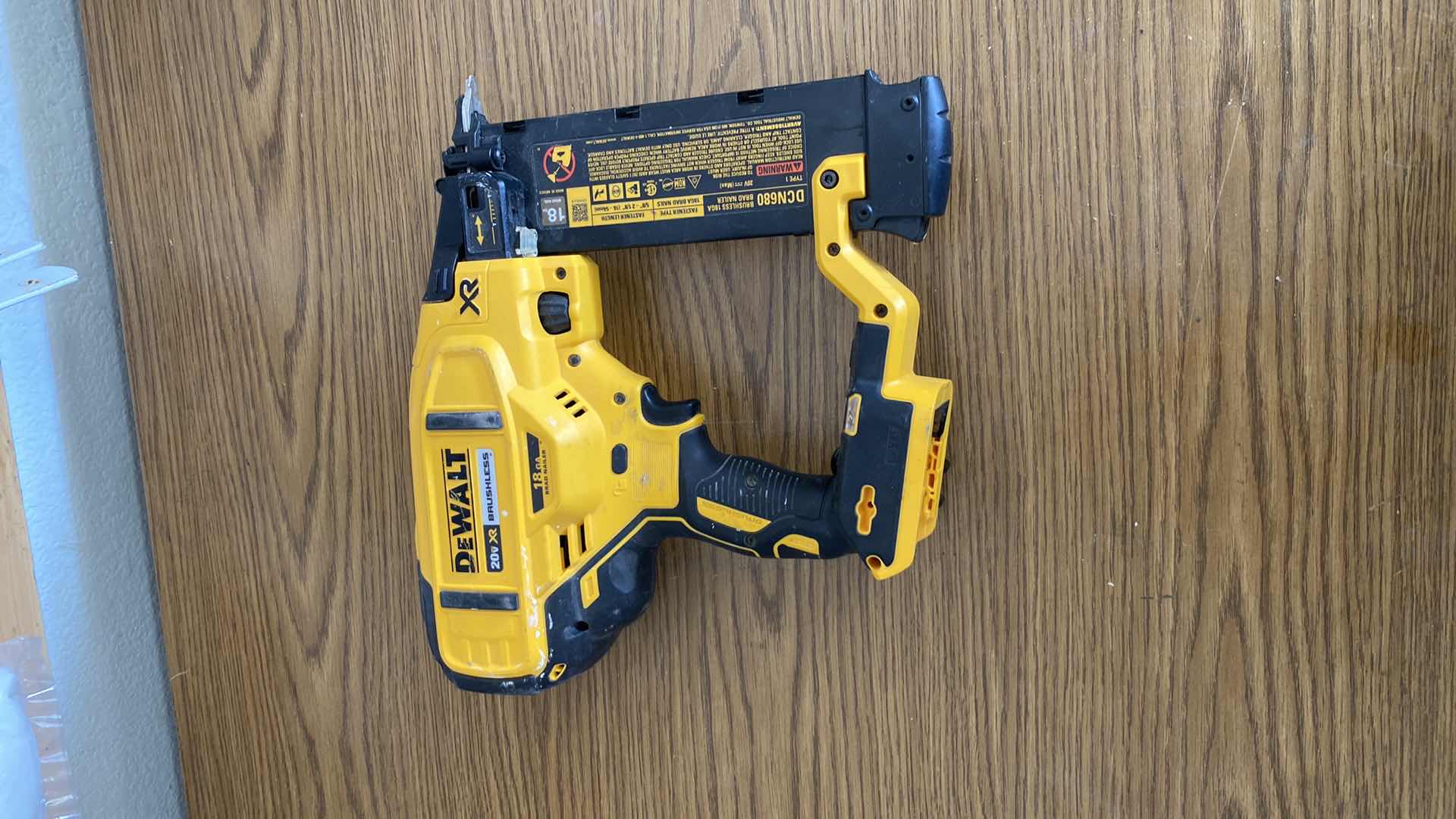 Photo 2 of DEWALT 20V BRUSHLESS 18 GA BRAD NAILER 
MISSING BATTERY