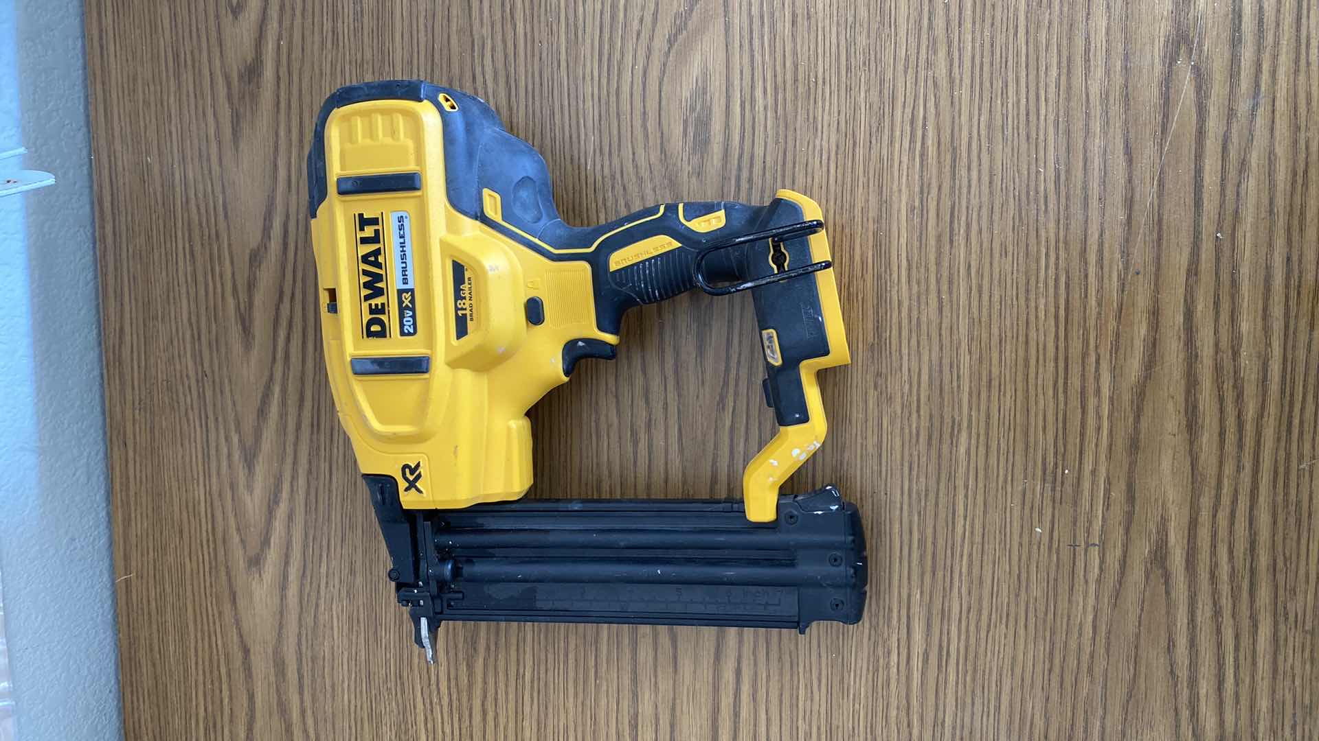 Photo 1 of DEWALT 20V BRUSHLESS 18 GA BRAD NAILER 
MISSING BATTERY