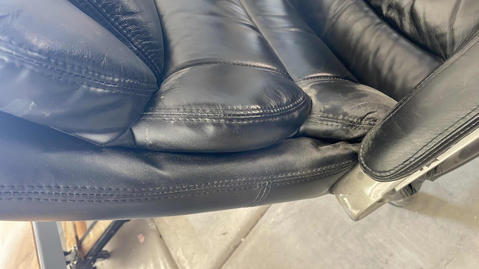 Photo 6 of LEATHER OFFICE CHAIR