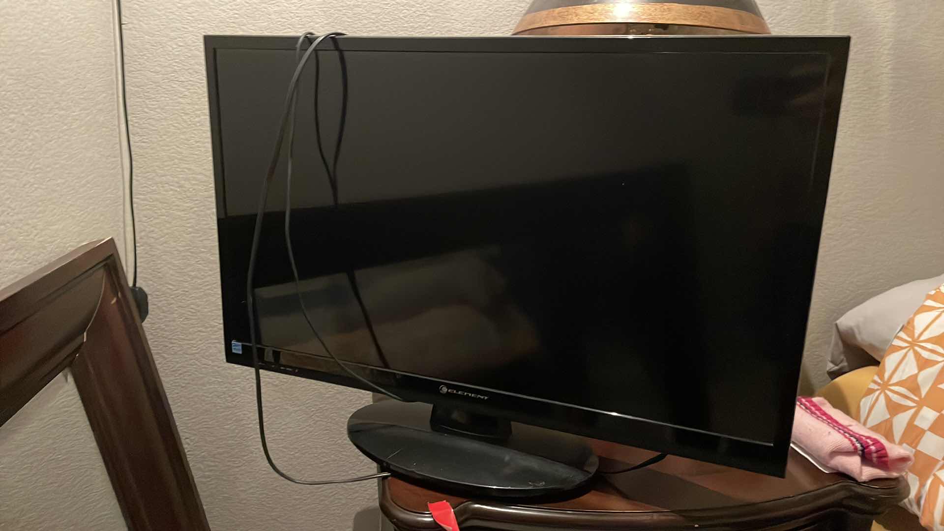 Photo 1 of ELEMENT 32” LCD TV
MODEL ELEFW327