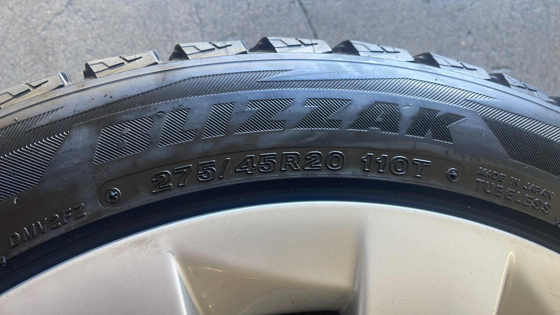 Photo 4 of BRIDGESTONE BLIZZAK STUDLESS FRONT 265/45R20 108T (2)
REAR 275/45R20 110T(2)