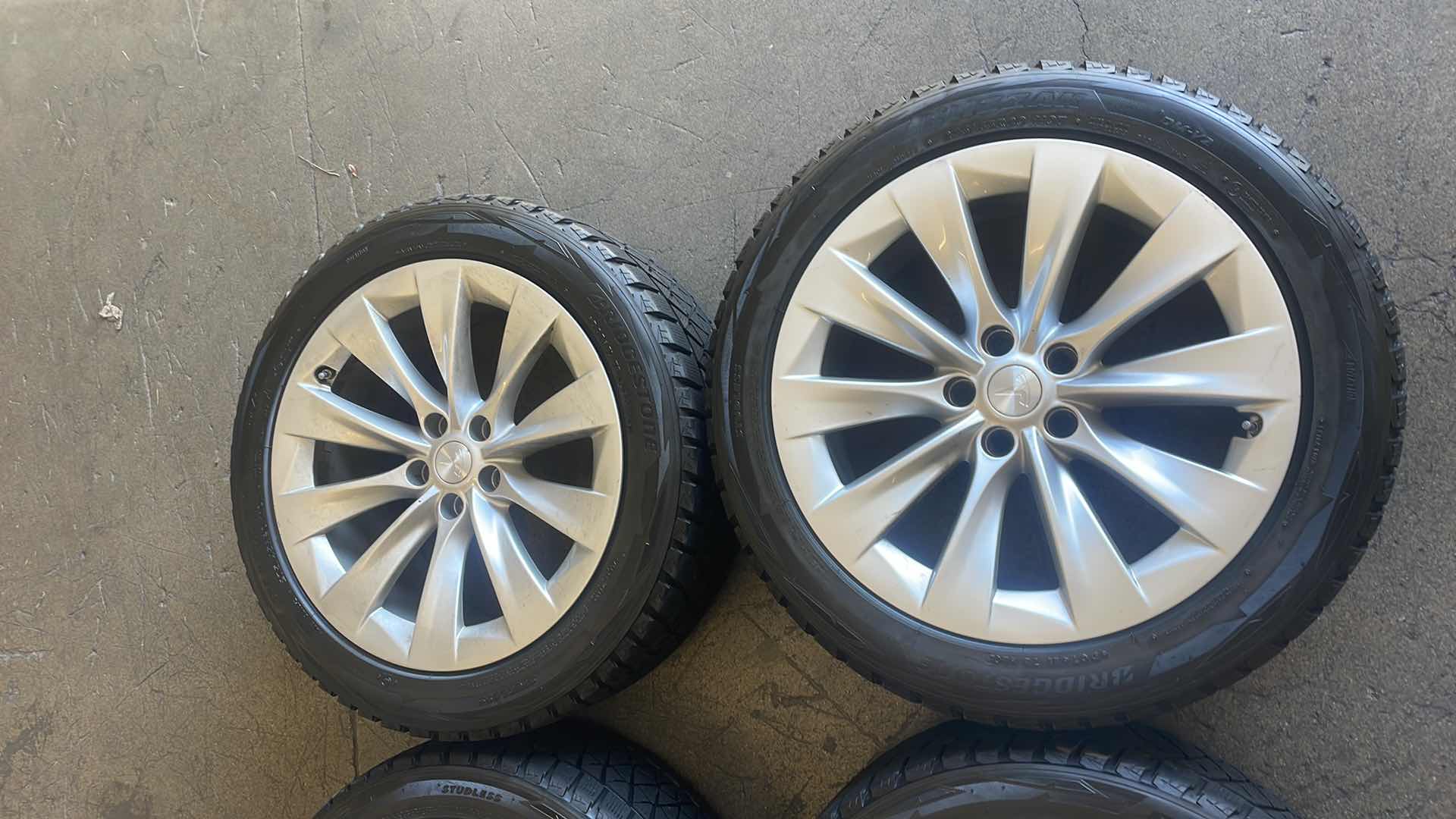 Photo 10 of BRIDGESTONE BLIZZAK STUDLESS FRONT 265/45R20 108T (2)
REAR 275/45R20 110T(2)