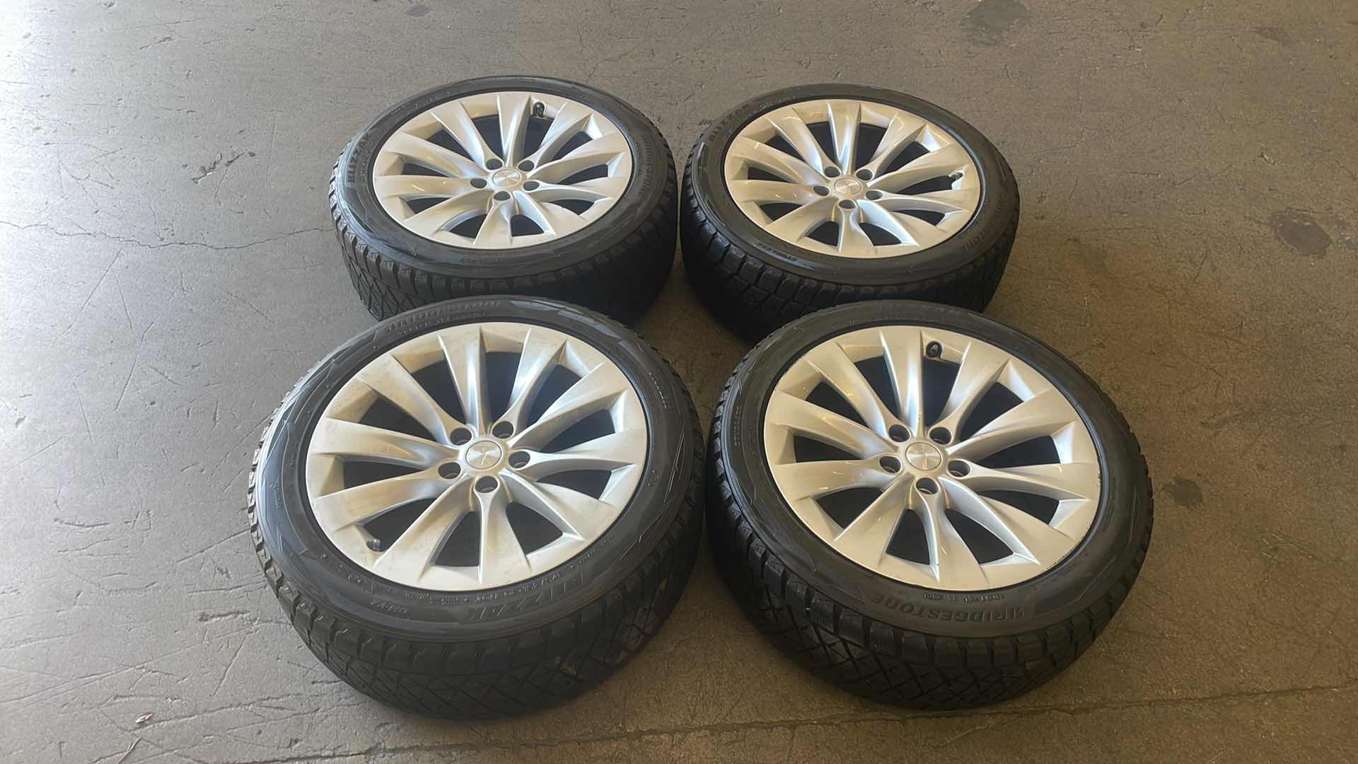 Photo 1 of BRIDGESTONE BLIZZAK STUDLESS FRONT 265/45R20 108T (2)
REAR 275/45R20 110T(2)