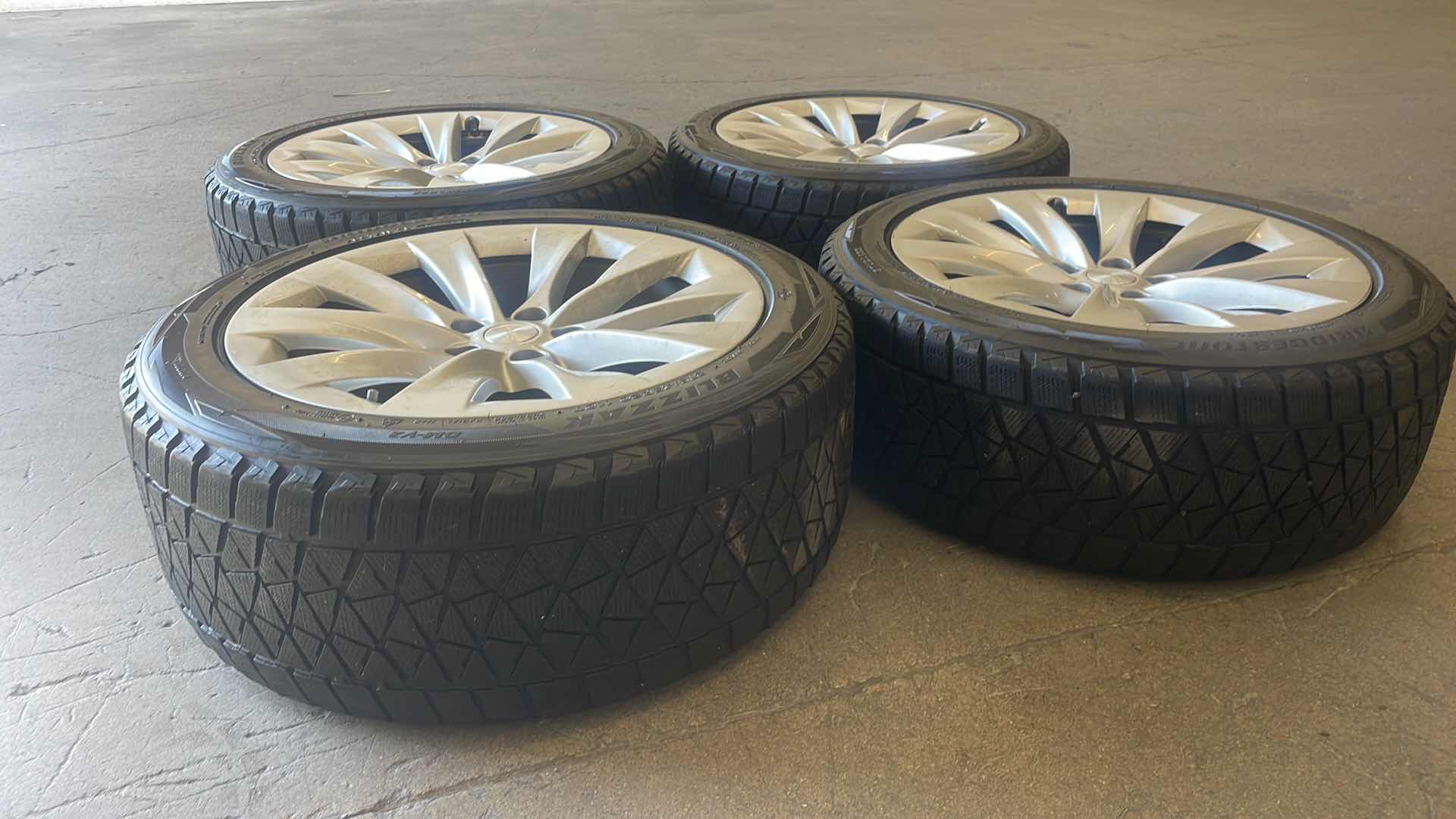 Photo 2 of BRIDGESTONE BLIZZAK STUDLESS FRONT 265/45R20 108T (2)
REAR 275/45R20 110T(2)