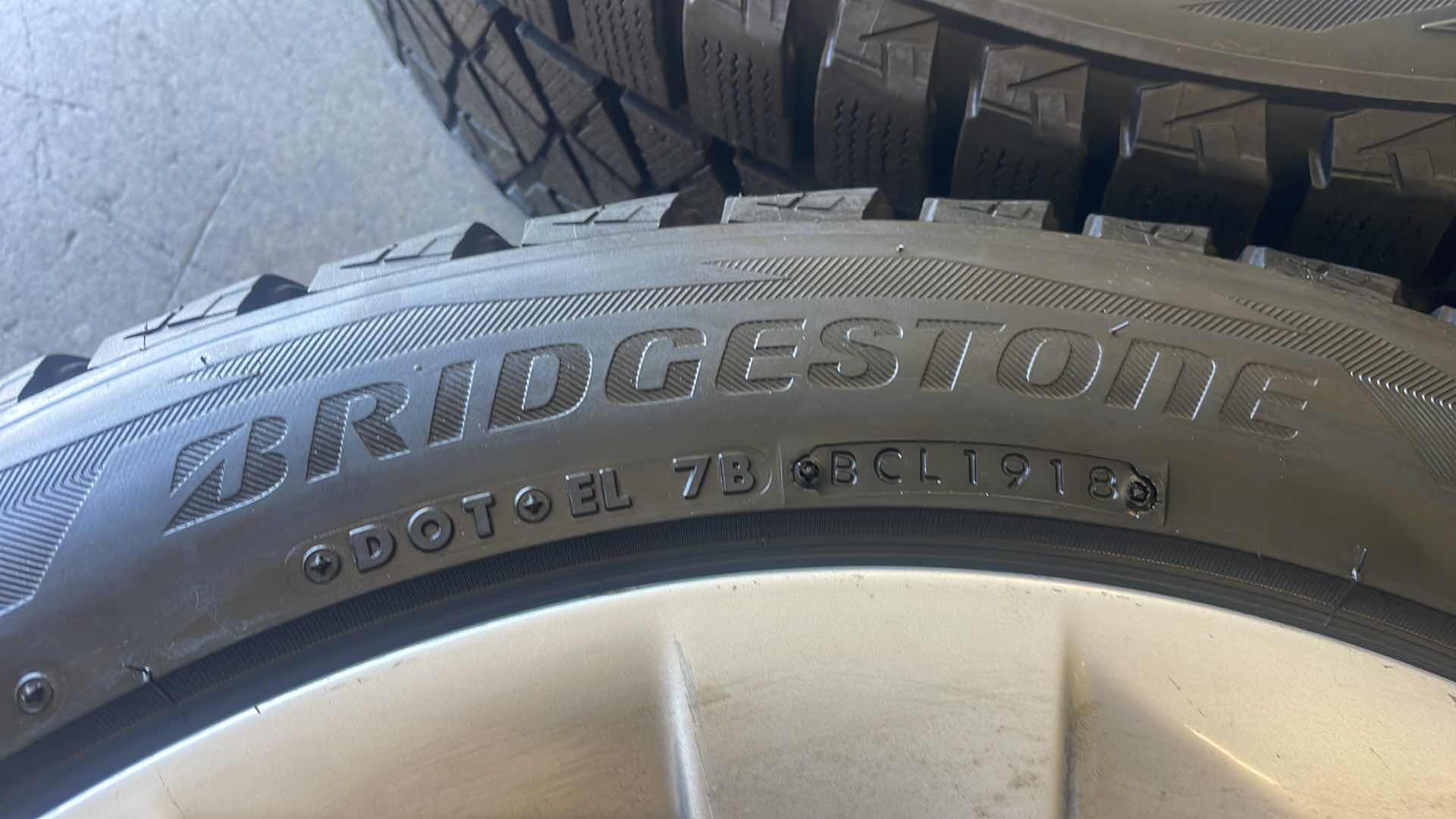 Photo 3 of BRIDGESTONE BLIZZAK STUDLESS FRONT 265/45R20 108T (2)
REAR 275/45R20 110T(2)