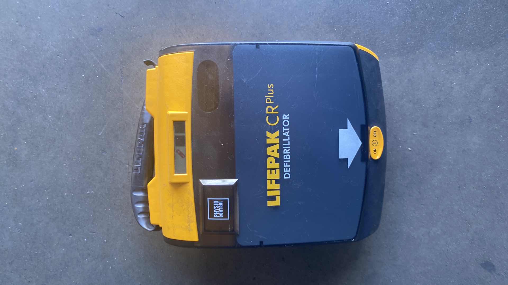 Photo 1 of LIFEPAK CR PLUS AUTOMATED EXTERNAL DEFIBRILLATOR (AED)
UNTESTED
BROKEN HANDLE