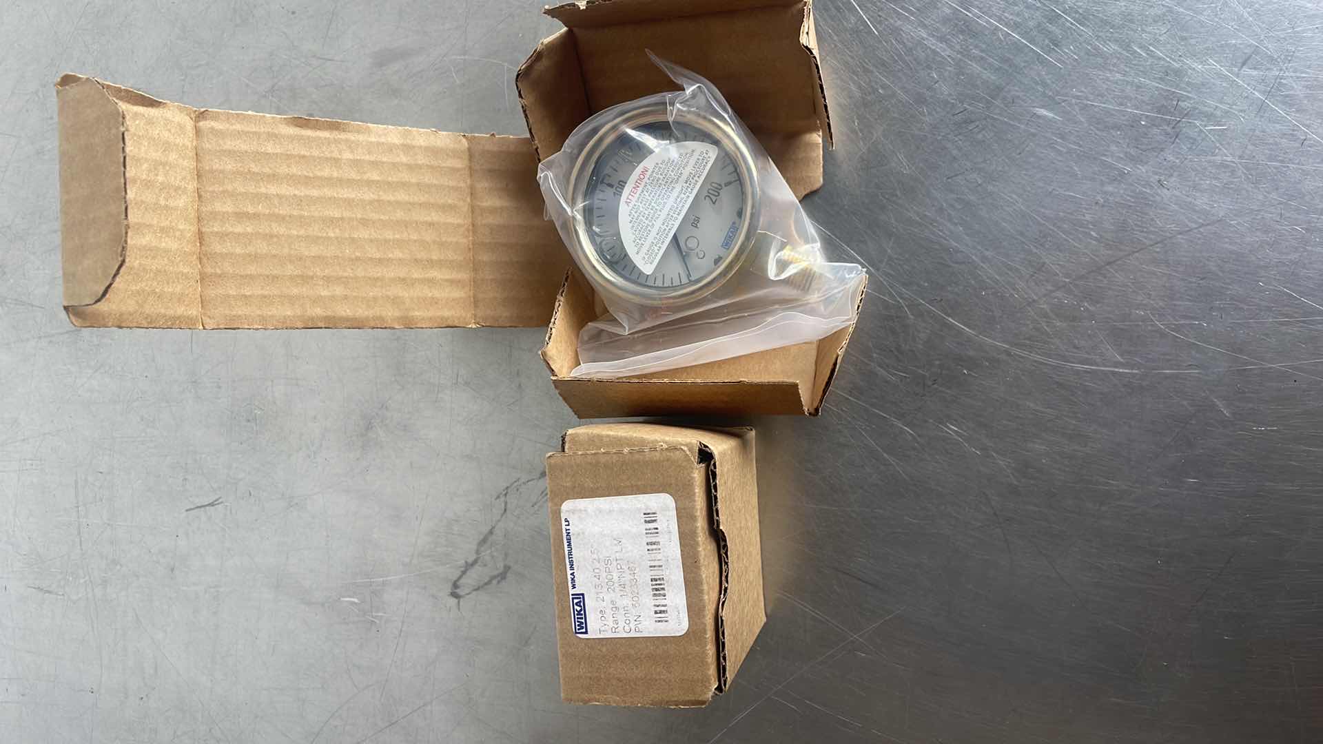 Photo 1 of WIKA TYPE 213.40 2.5" 200 PSI 1/4 NPT LOWER MOUNT 9310720 2 PCS