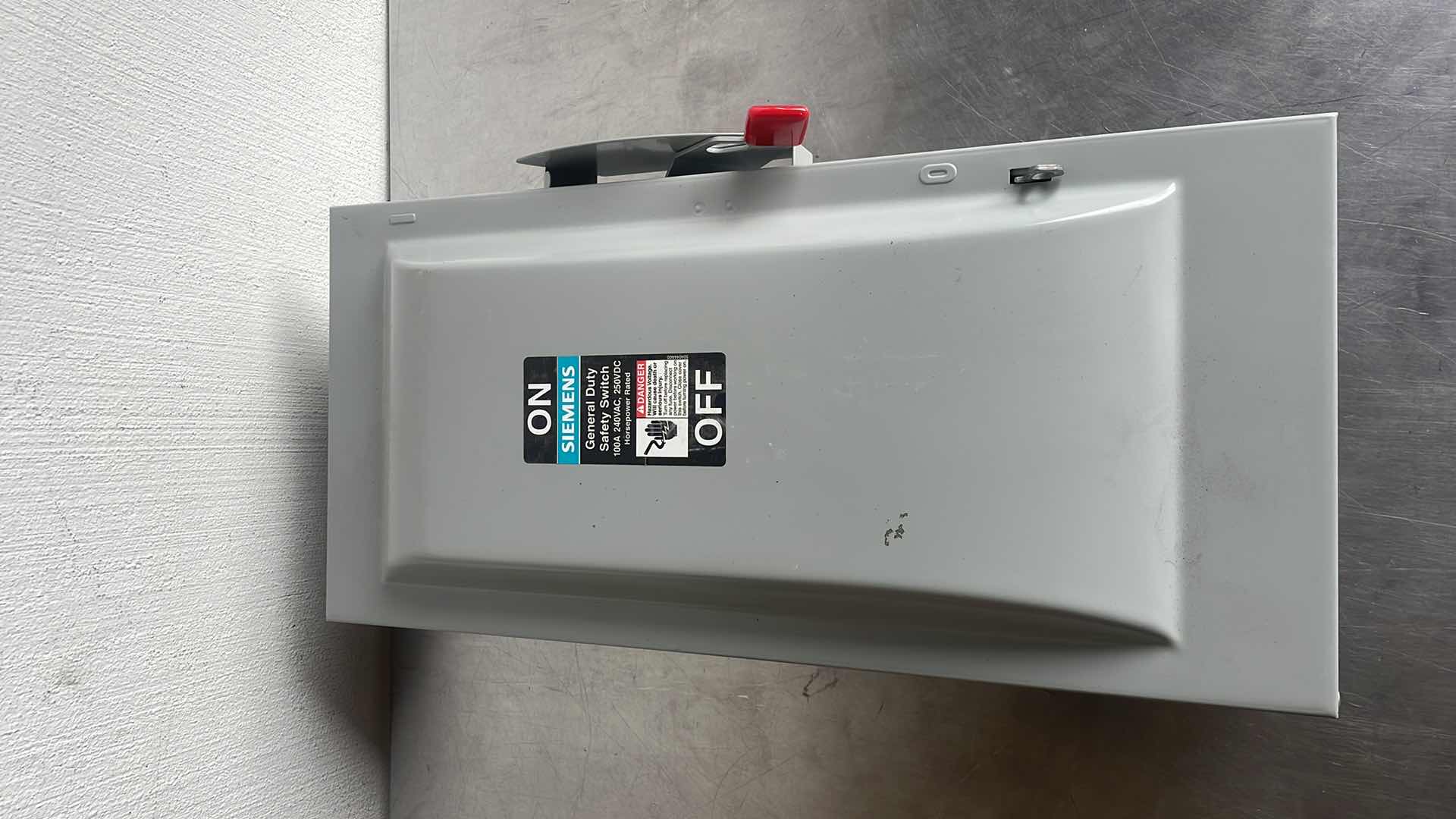 Photo 1 of SIEMENS NON FUSIBLE GENERAL DUTY SAFETY SWITCH GNF323 100A