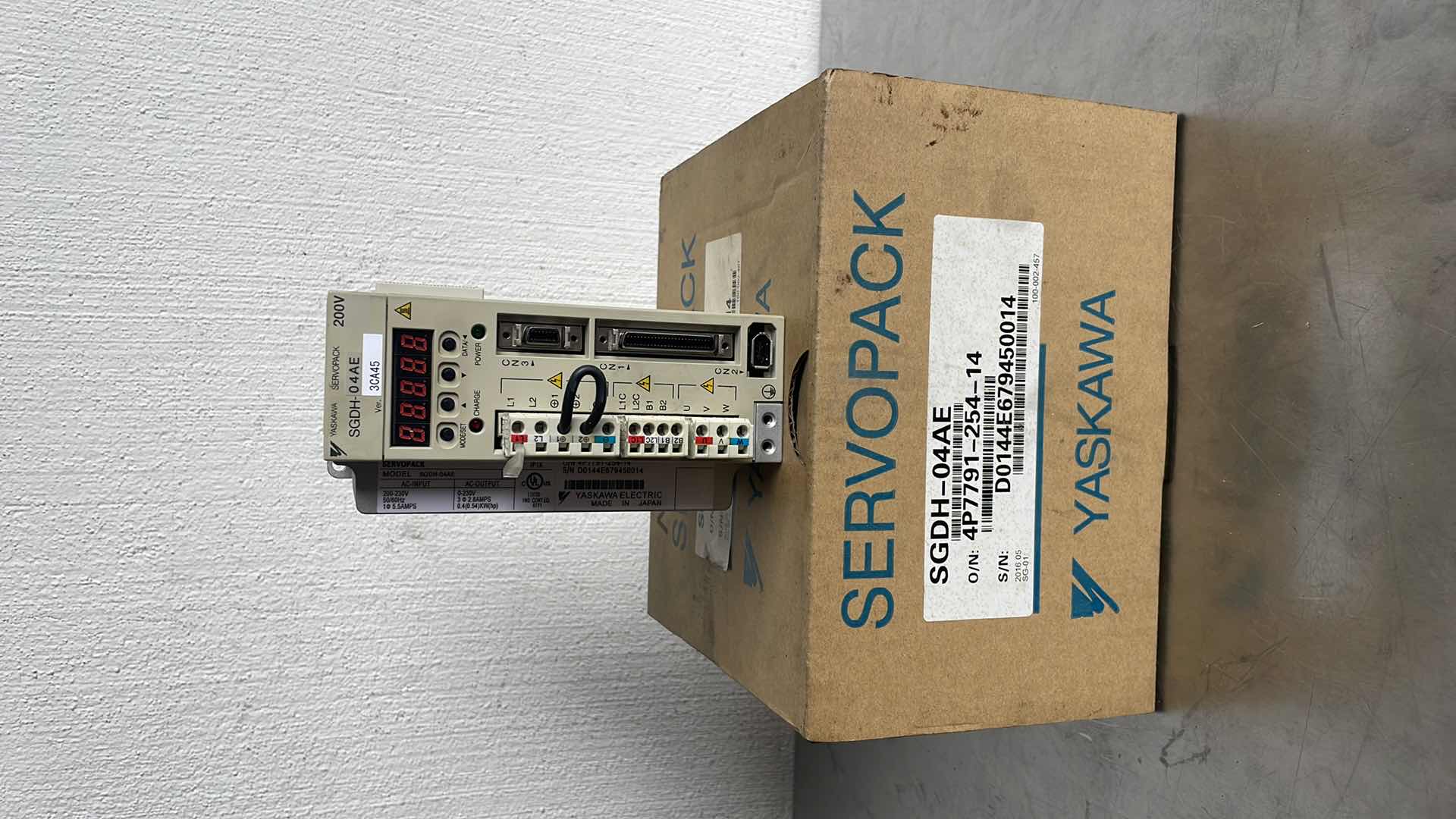 Photo 1 of YASKAWA SGDH-04AE