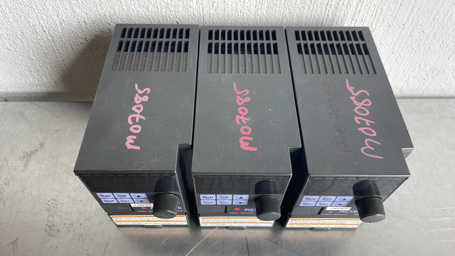 Photo 1 of Keyence  INVERTER HI-04T 3PCS
