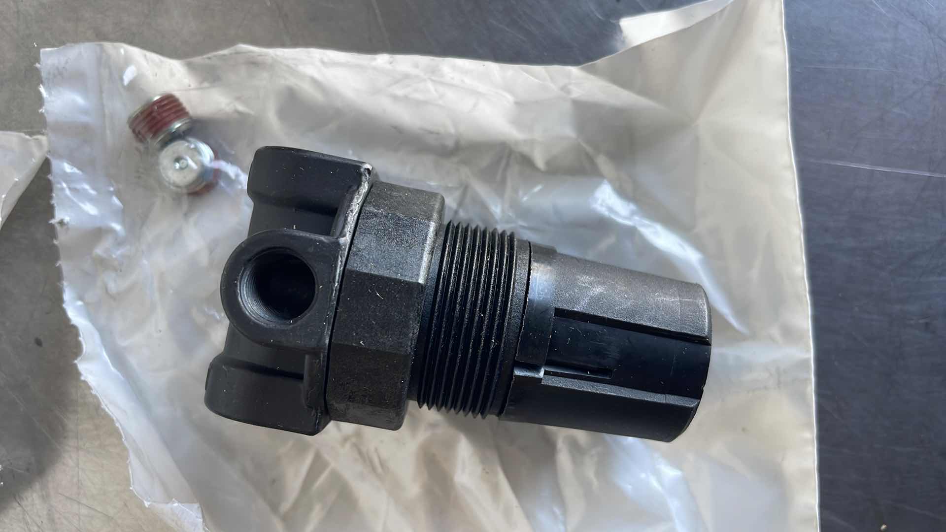 Photo 1 of COILHOSE PNEUMATICS 1/4" MIN REGULATOR MR2 125PSI 4 PCS