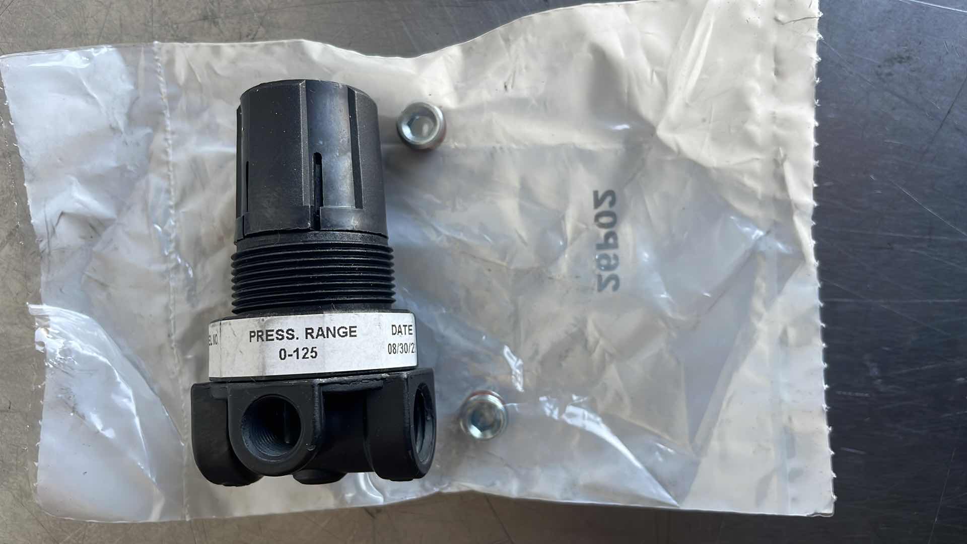 Photo 1 of COILHOSE PNEUMATICS 1/4" MIN REGULATOR MR2 125PSI 4 PCS