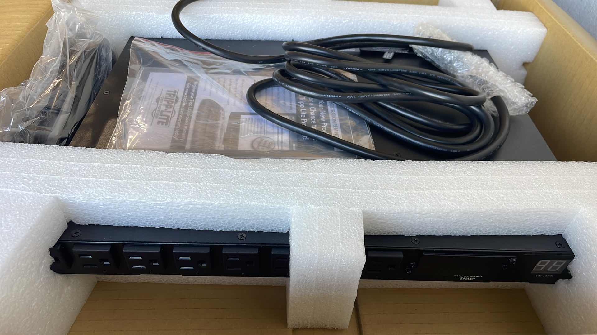 Photo 1 of TRIPP LITE PDUMH15AT PDU
METERED ATS 120V 15A 5-15R 8
OUTLET 2 5-15P HORIZONTAL