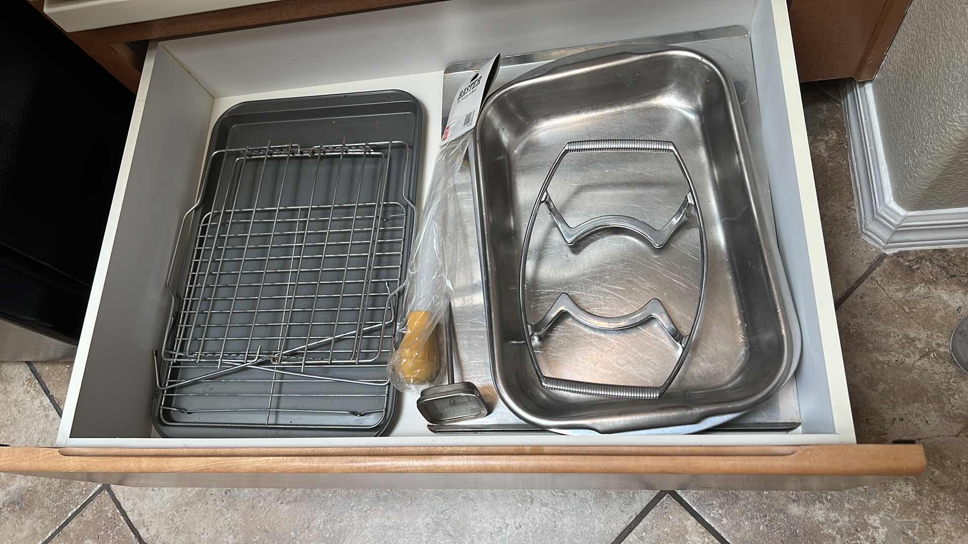 Photo 8 of CONTENTS OF 4 KITCHEN CABINETS (KITCHEN ITEMS)