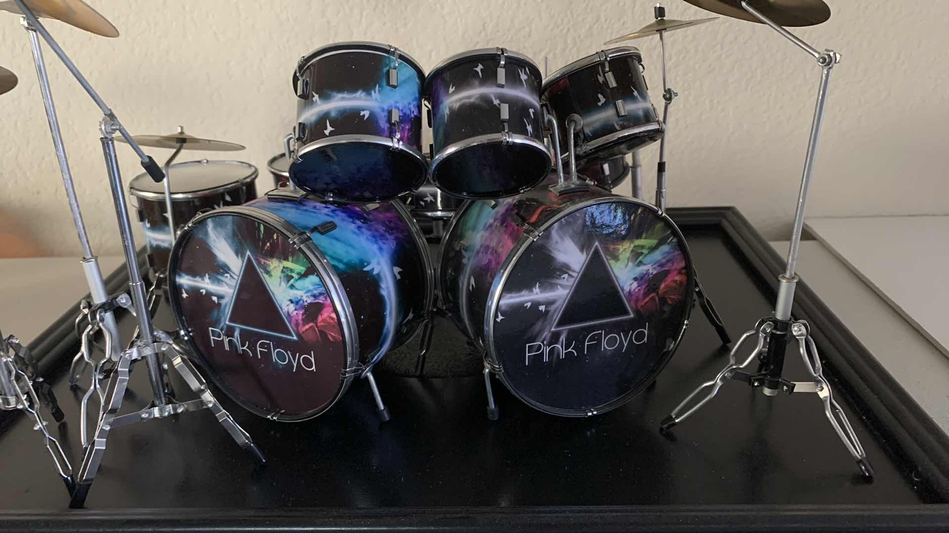 Photo 2 of PINK FLOYD MINIATURE DRUM SET IN SHOW CASE.