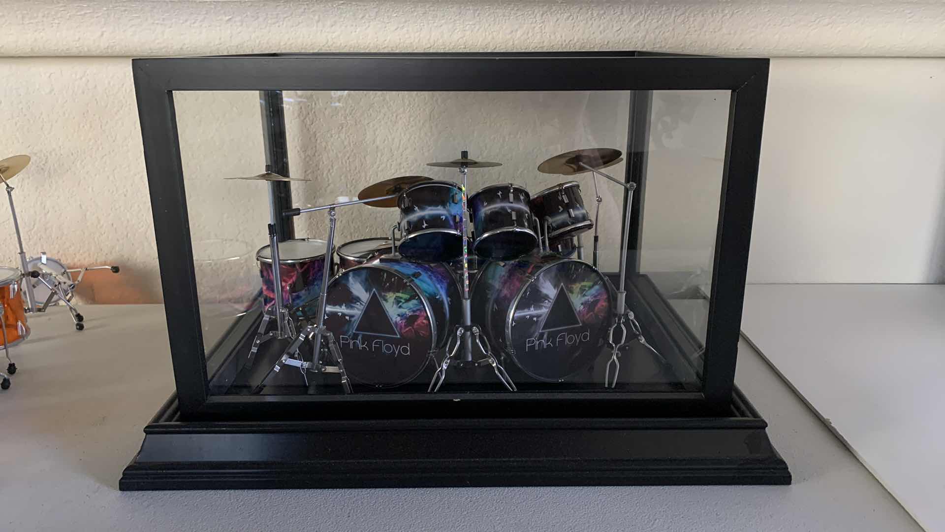 Photo 3 of PINK FLOYD MINIATURE DRUM SET IN SHOW CASE.
