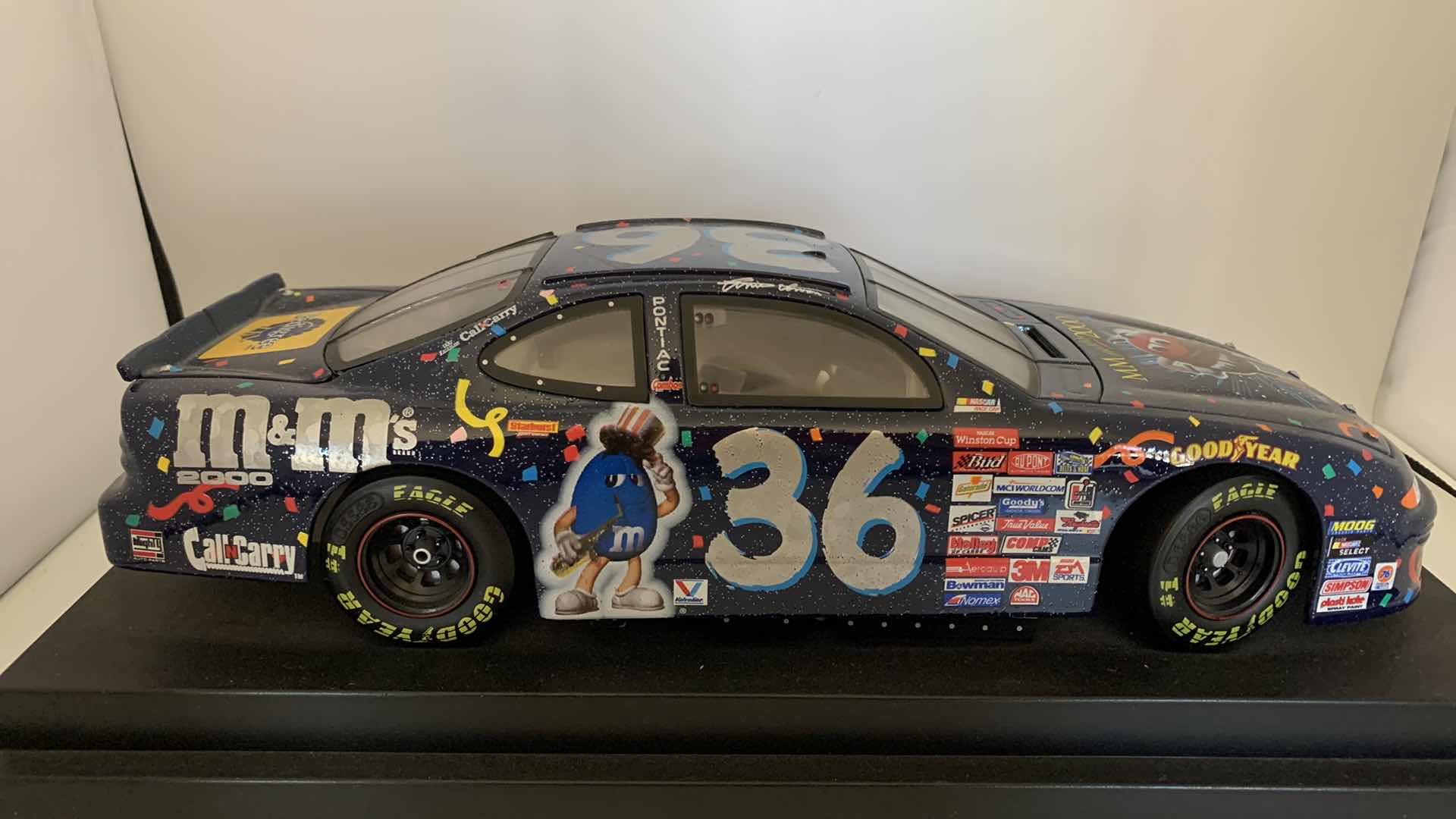 Photo 5 of REVELL COLLECTION CLUB M & M 2000 #36 ERNIE IRVAN DIE CAST RACE CAR.