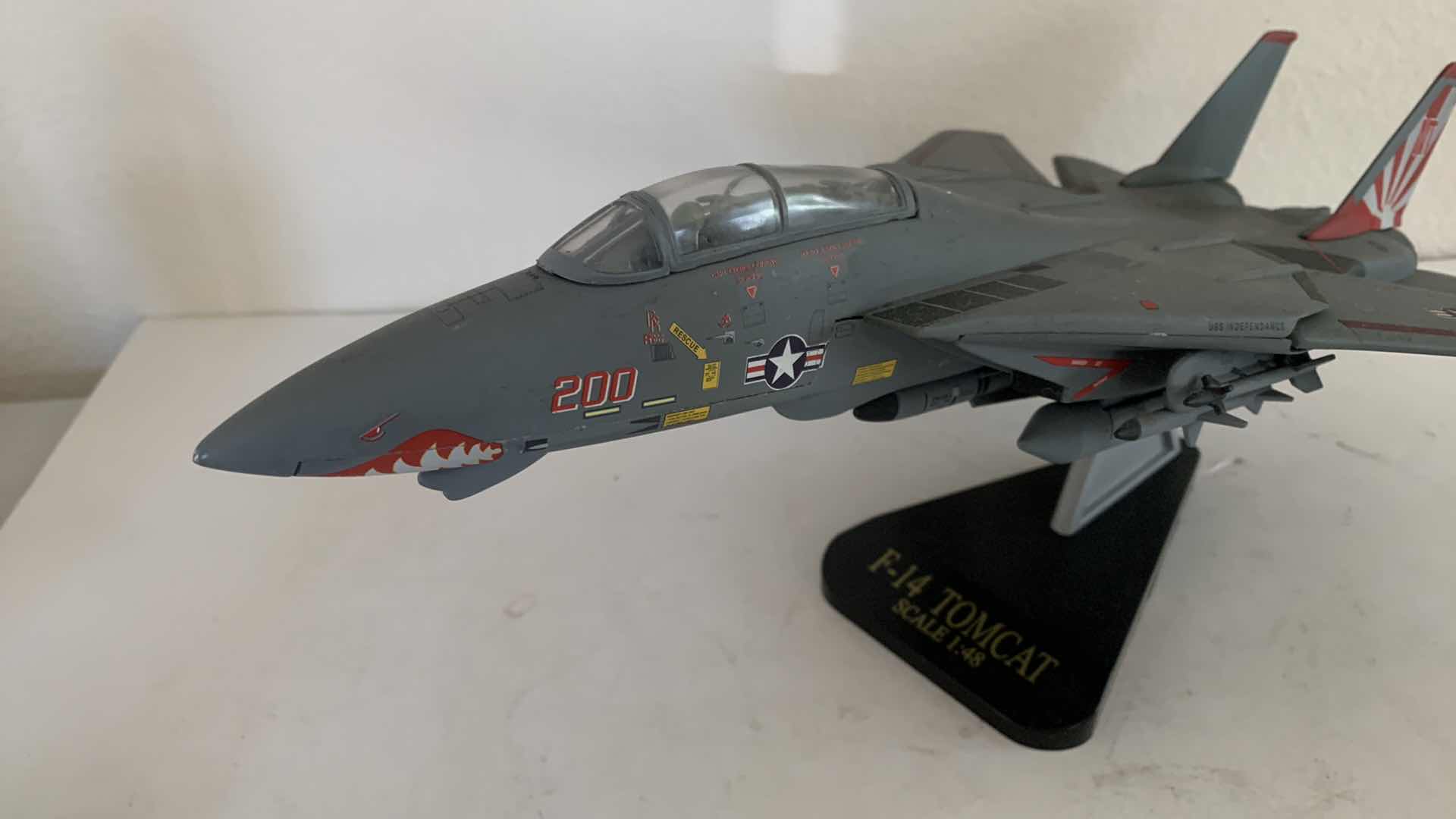 Photo 4 of F-14 TOMCAT SCALE 1:48 MINIATURE DISPLAY AIRPLANE.