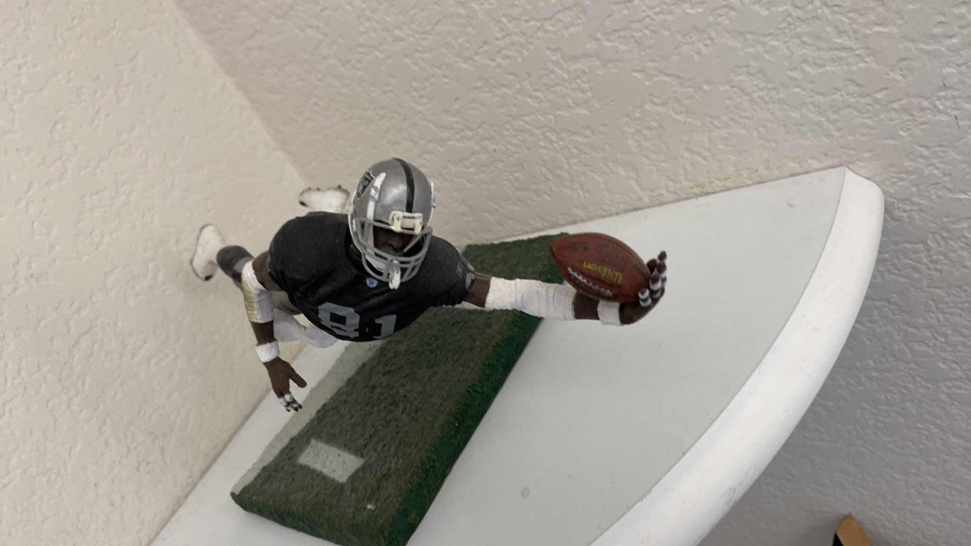 Photo 2 of 2004 RAIDERS T. BROWN 81 COLLECTIBLE