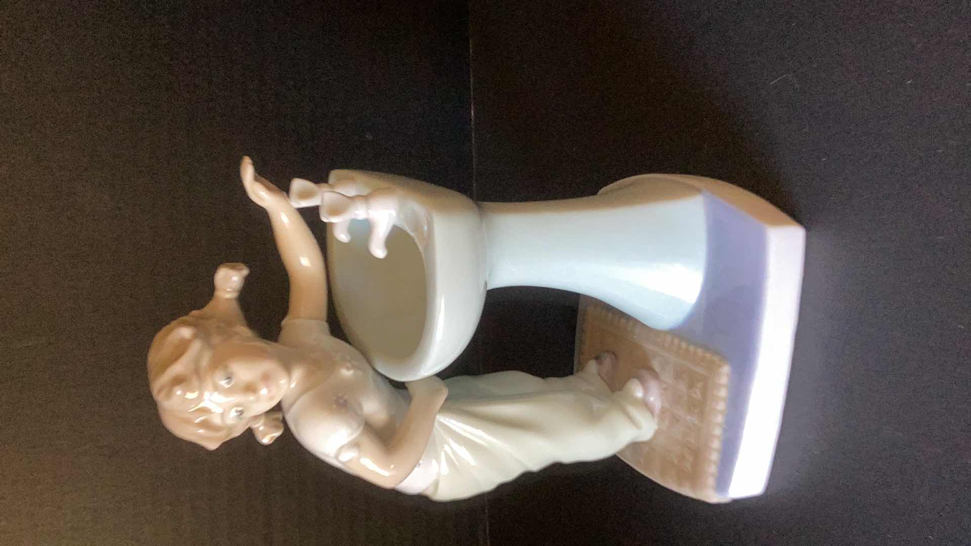 Photo 1 of LLADRO “CLEAN UP TIME” #4838 8” TALL 