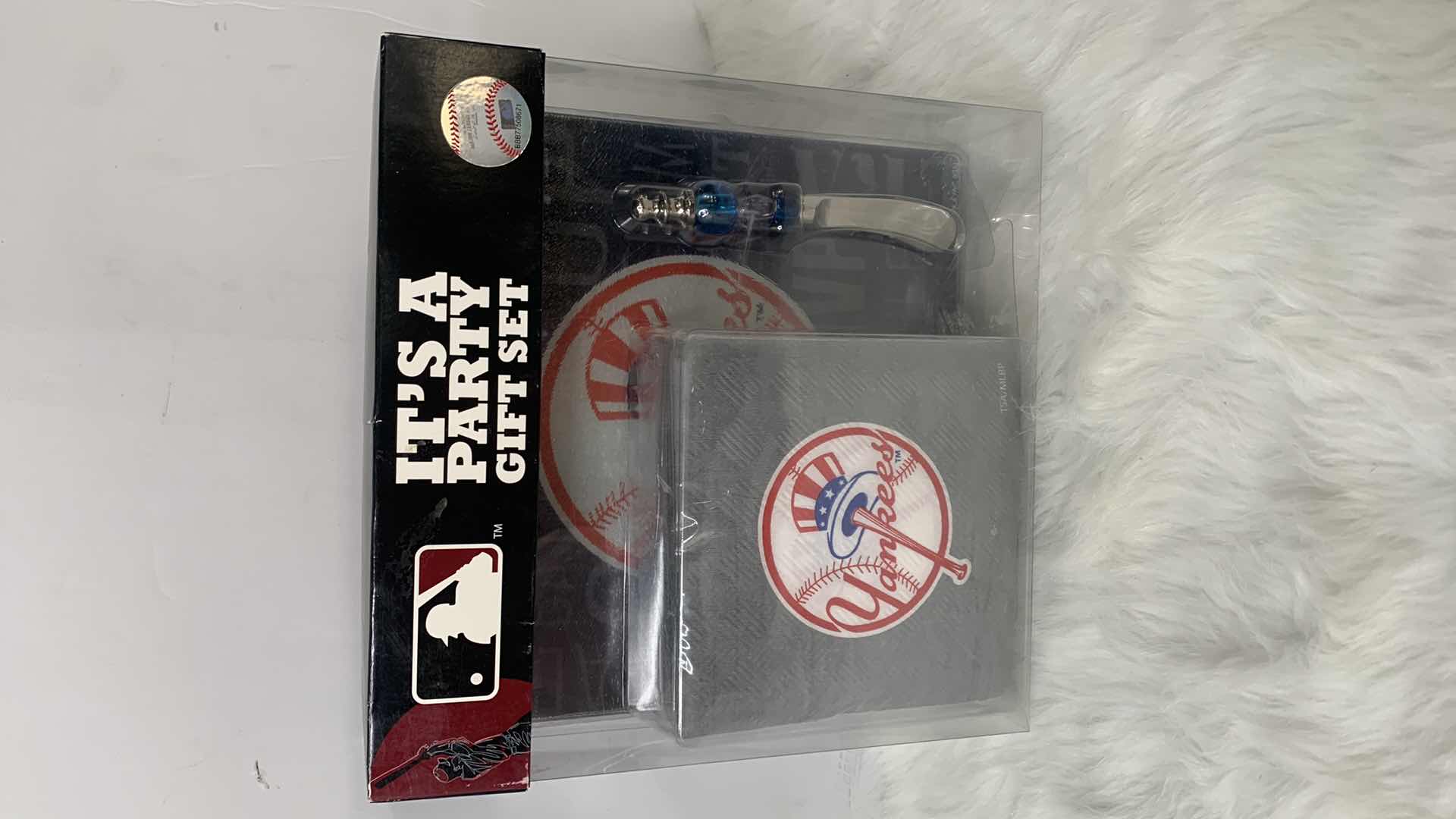 Photo 4 of NEW YORK YANKEES COLLECTIBLE PARTY SET.